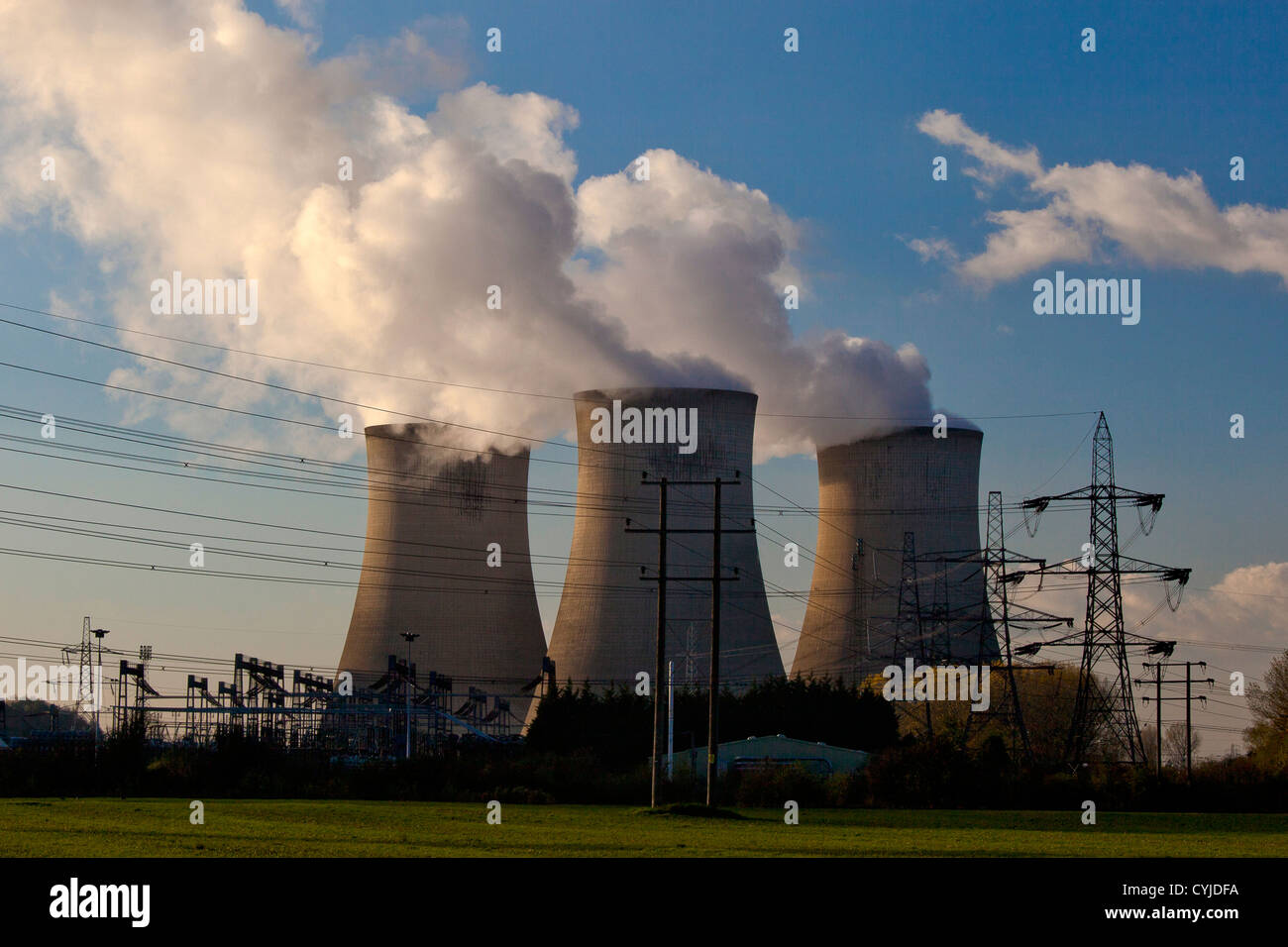 Torri di raffreddamento e tralicci di elettricità a Coal Fired power station in Inghilterra Foto Stock