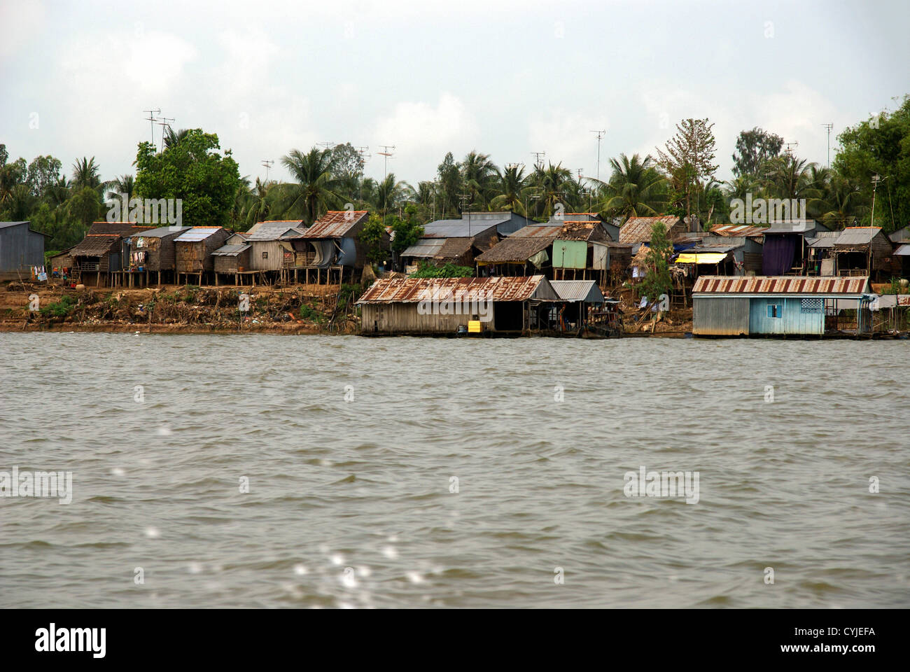 La Cambogia, il fiume Mekong Bidonville Foto Stock