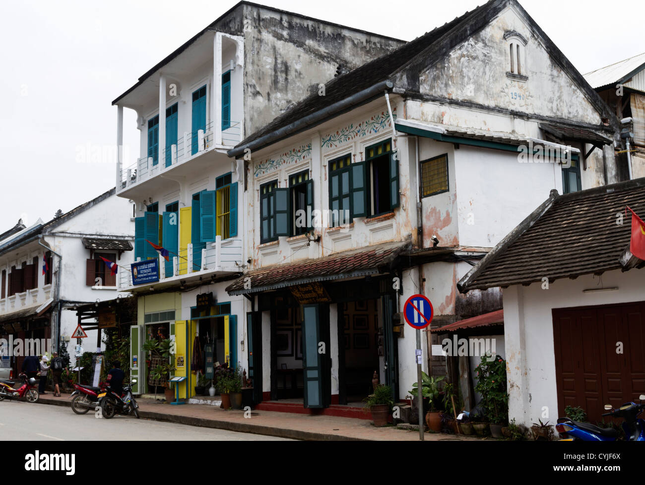 Leggermente fatiscenti esempio di architettura coloniale Francese a Luang Prabang, Laos. Foto Stock