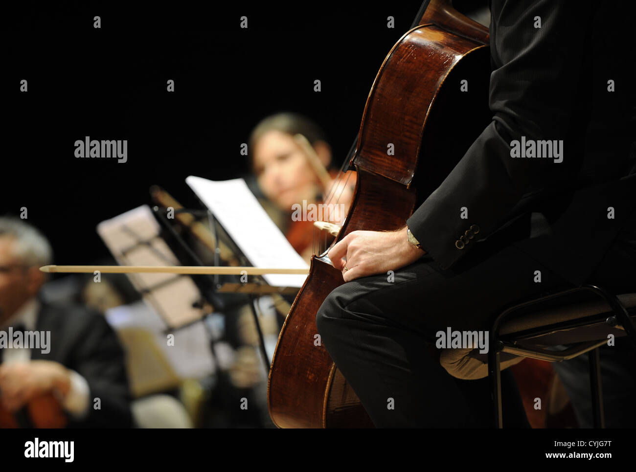 Riproduzione di chello durante un concerto di musica classica musica Foto Stock