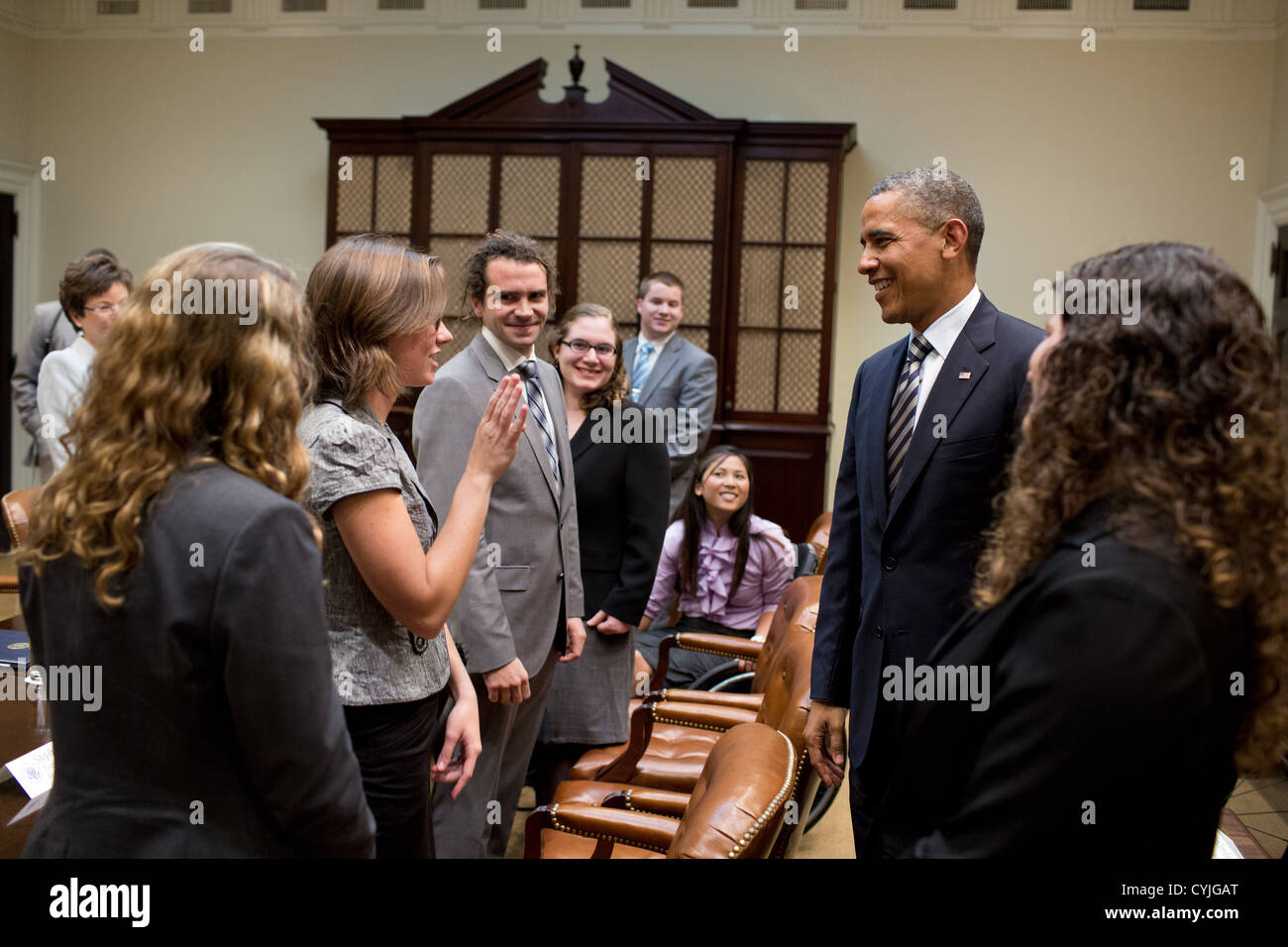 Il Presidente Usa Barack Obama saluta i partecipanti durante una riunione sul futuro della politica della disabilità Agosto 6, 2012 nella sala Roosevelt della Casa Bianca. Foto Stock