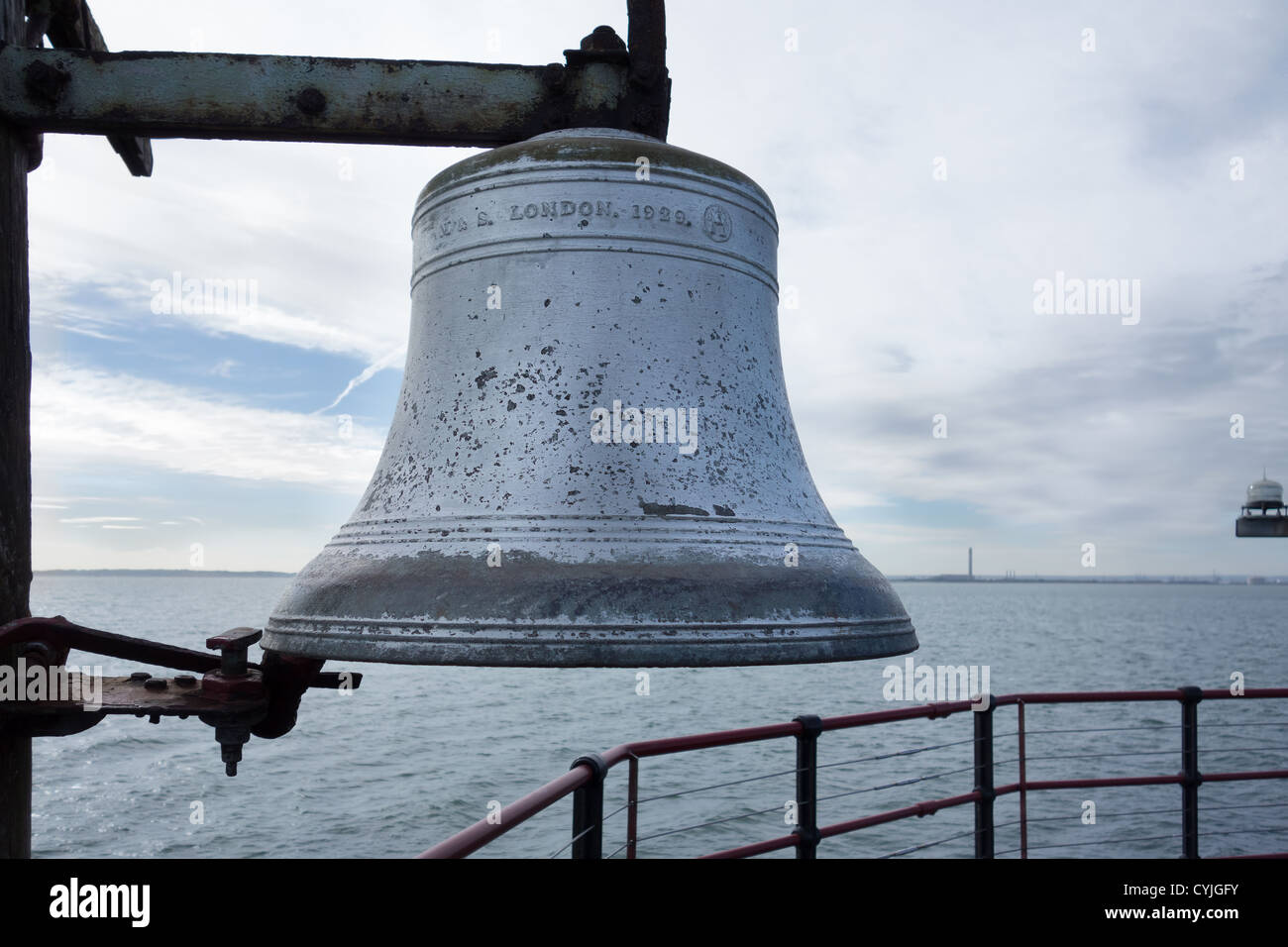 Campana al fine di Southend-on-Sea pier (Inghilterra), il più lungo il molo di piacere nel mondo. Foto Stock