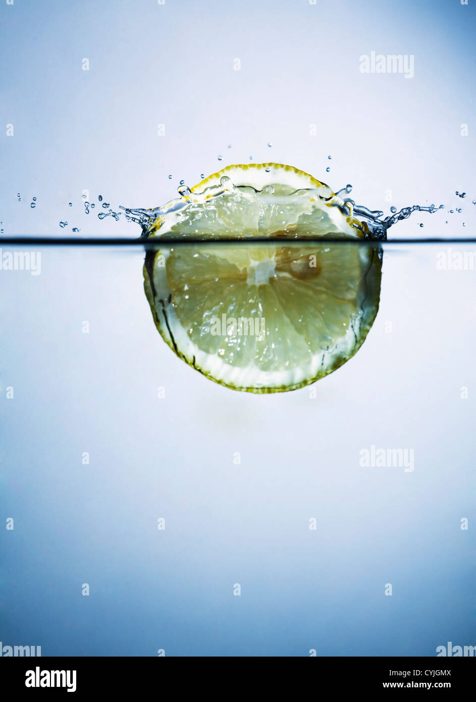 limone in acqua Foto Stock