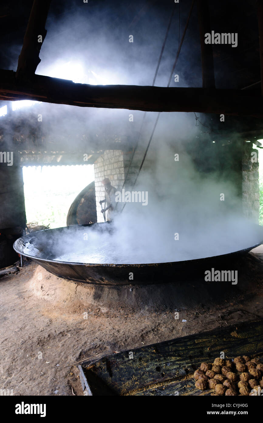 Lo zucchero da canna da zucchero succo Marayur Munnar Kerala India . grande pentola con il fuoco e il fumo vintage cucina tradizionale Foto Stock