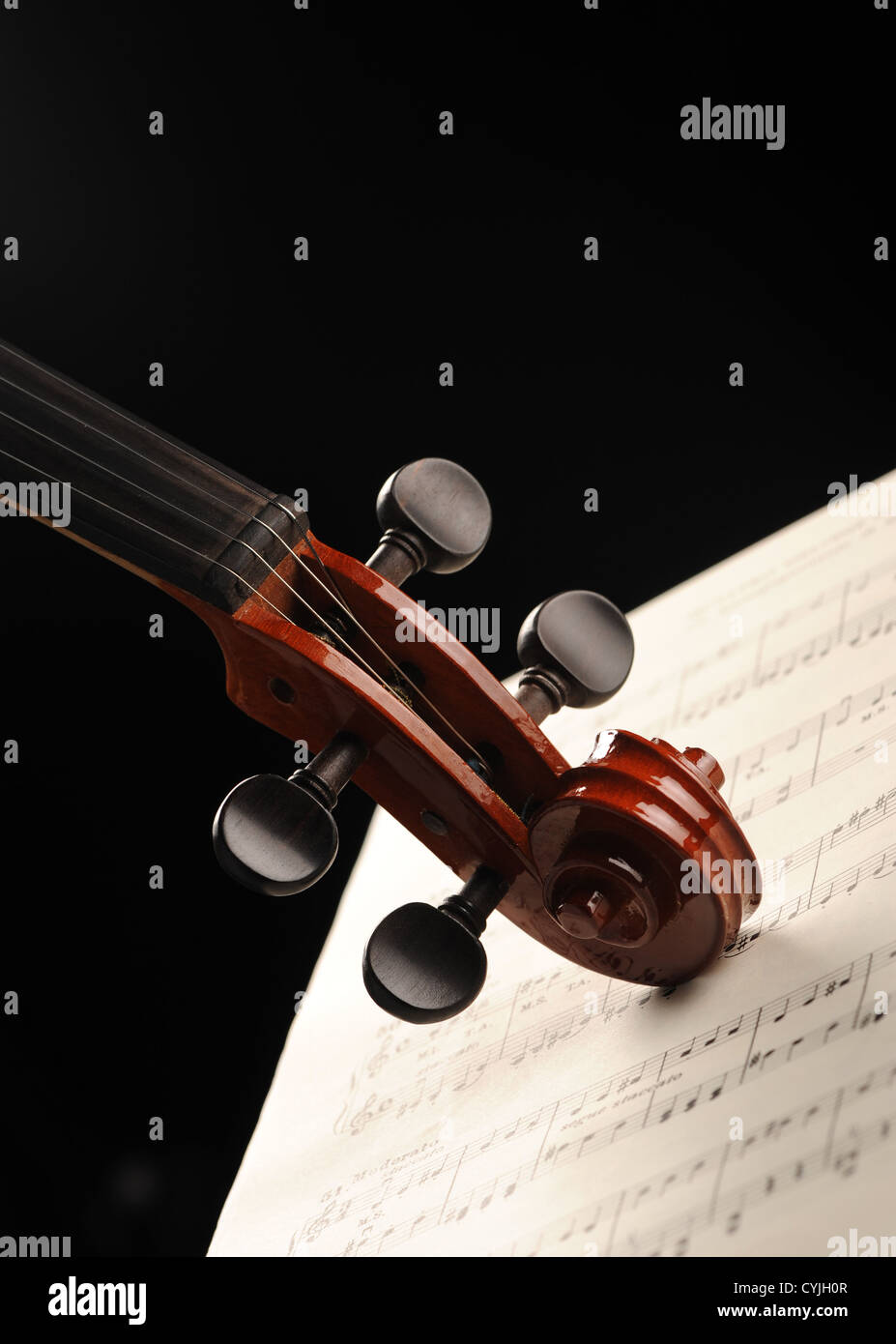 Elegante colpo di un violino su di un foglio di musica Foto Stock