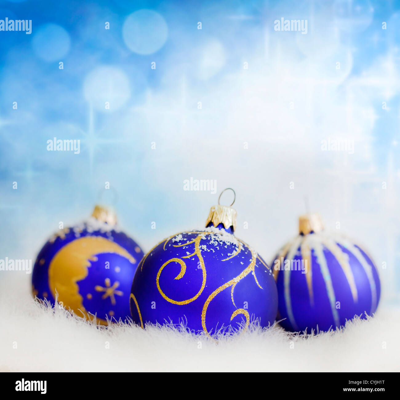 Natale baubles blu su abstract sfondo sfocato closeup Foto Stock