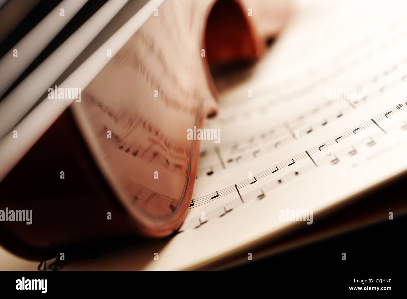 Violino su di un foglio di musica, basse profondità di campo Foto Stock