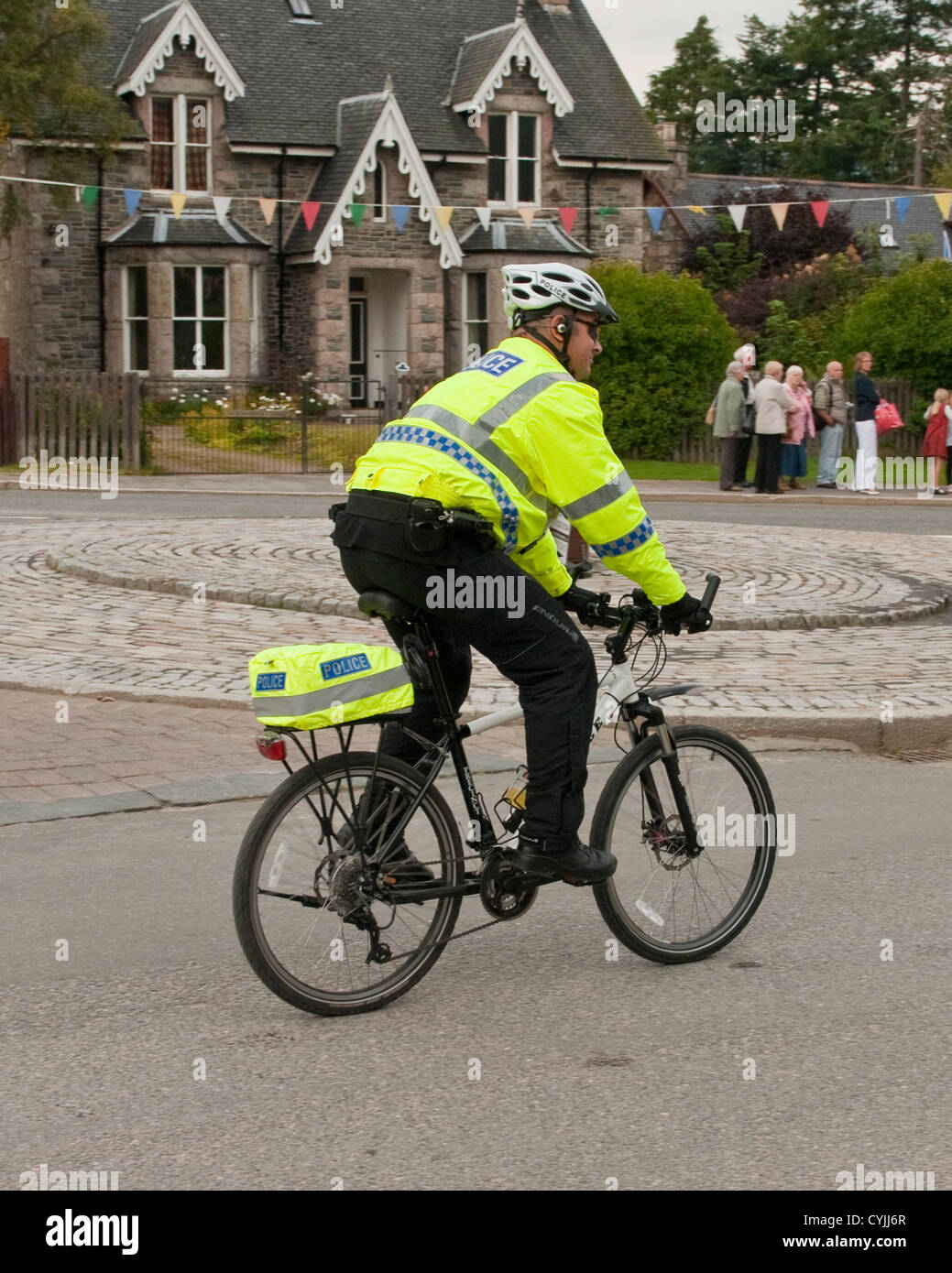 Un poliziotto di pattuglia sulla sua mountain bike, Scozia. "Braemar Gathering', Scozia Foto Stock