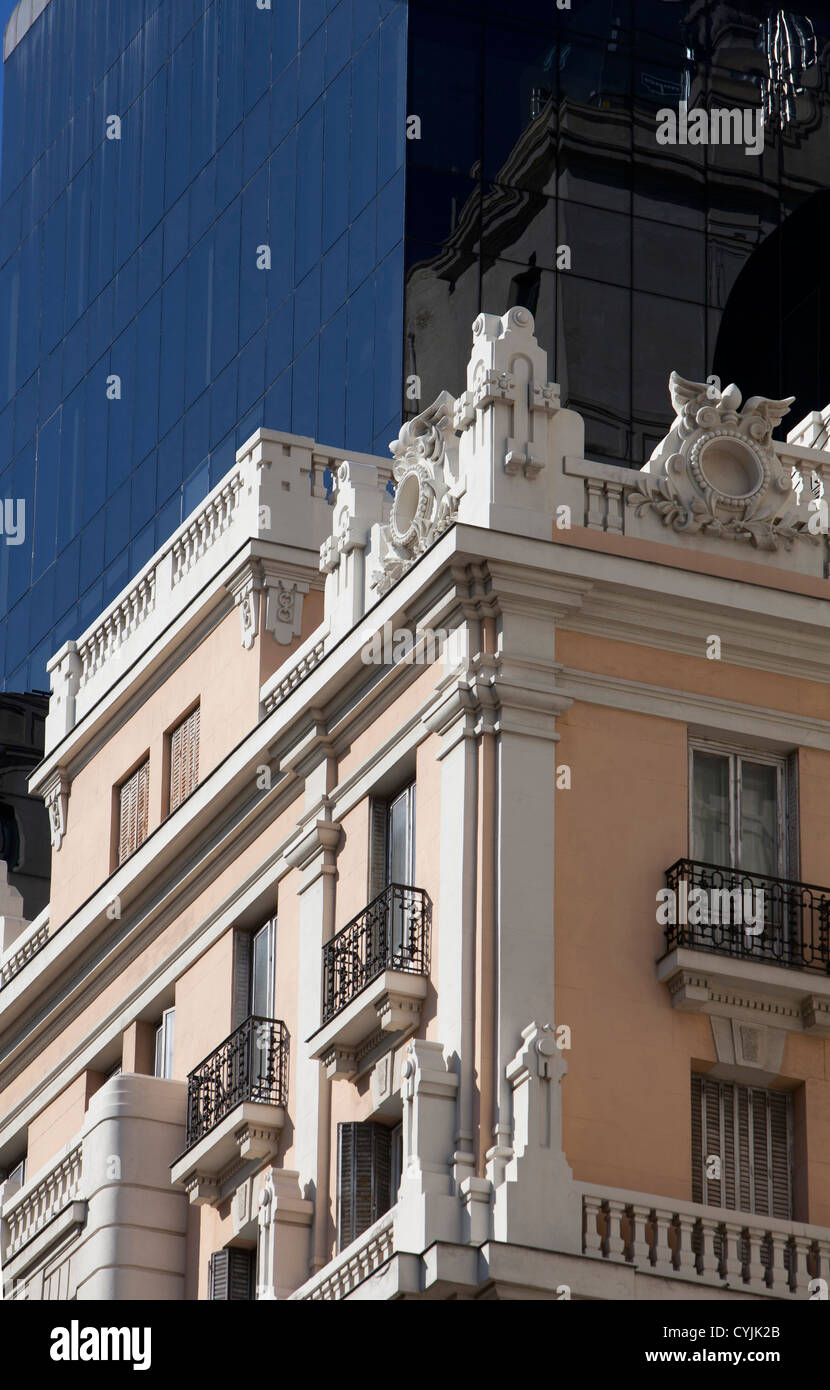 Edificio, contrasto, antica e moderna, architettura, Madrid, Spagna, windows, urban, dettaglio, città bussines Foto Stock