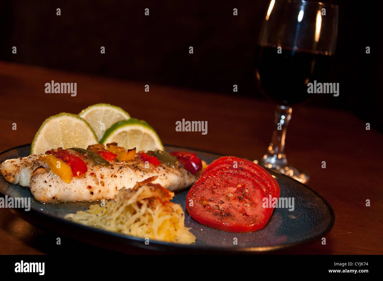 Tilapia al forno con zucca spaghetti Foto Stock