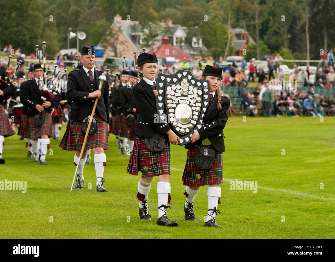 Ammassato Pipe Band giocando a Braemar Royal Highland Gathering. Braemar, Aberdeenshire, Scozia Foto Stock