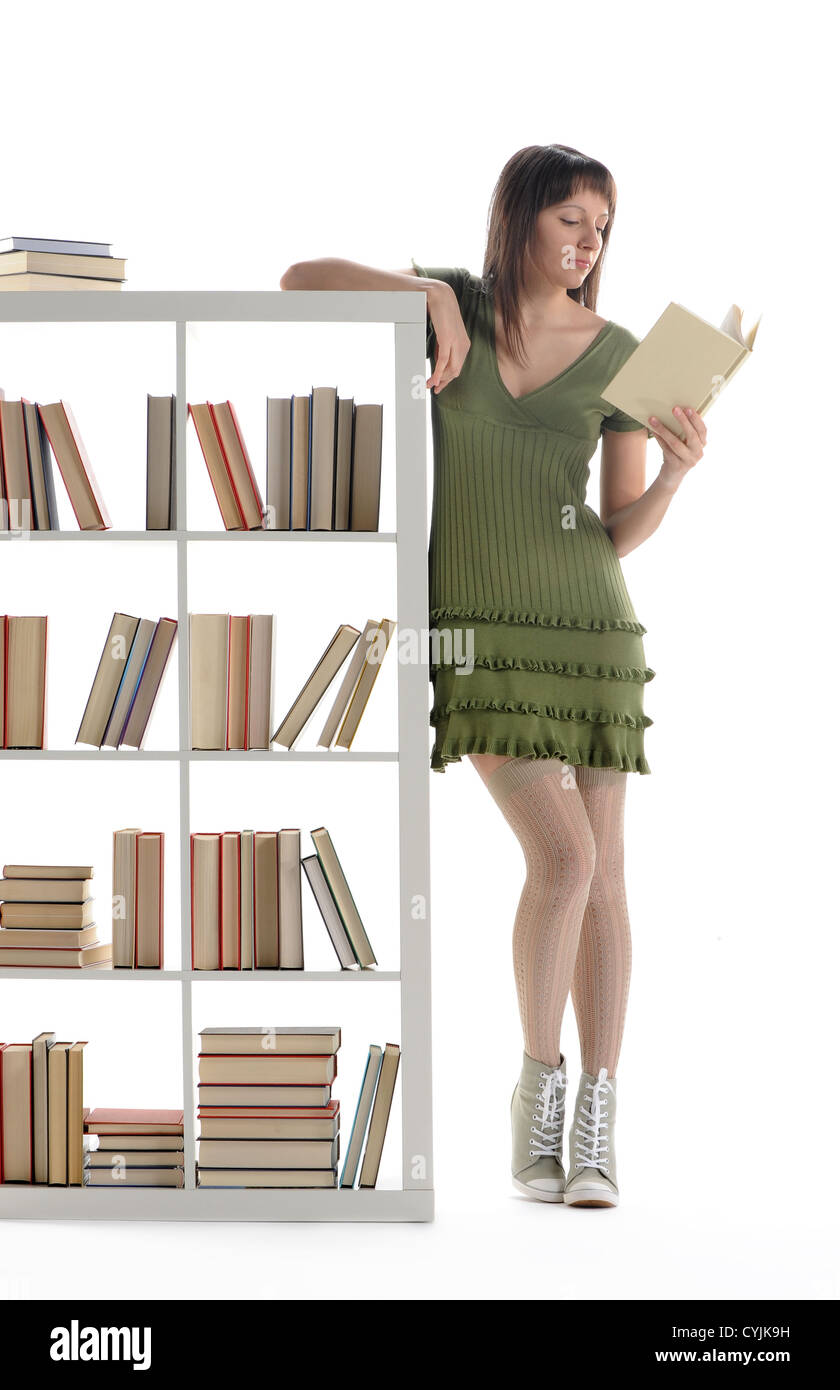 Studentessa ritratto, leggere un libro in biblioteca Foto Stock