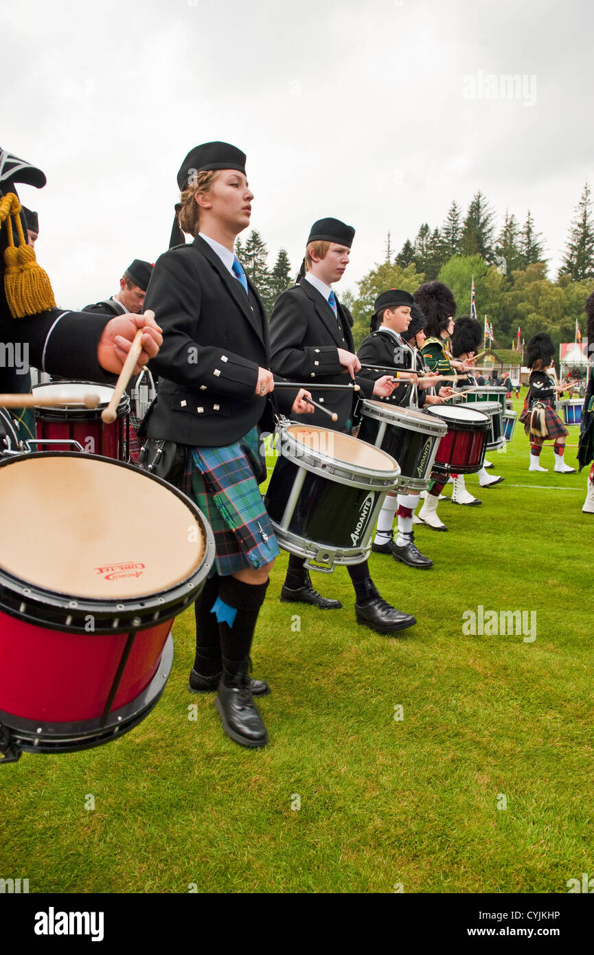 Ammassato Pipe Band giocando a Braemar Royal Highland Gathering. Braemar, Aberdeenshire, Scozia Foto Stock
