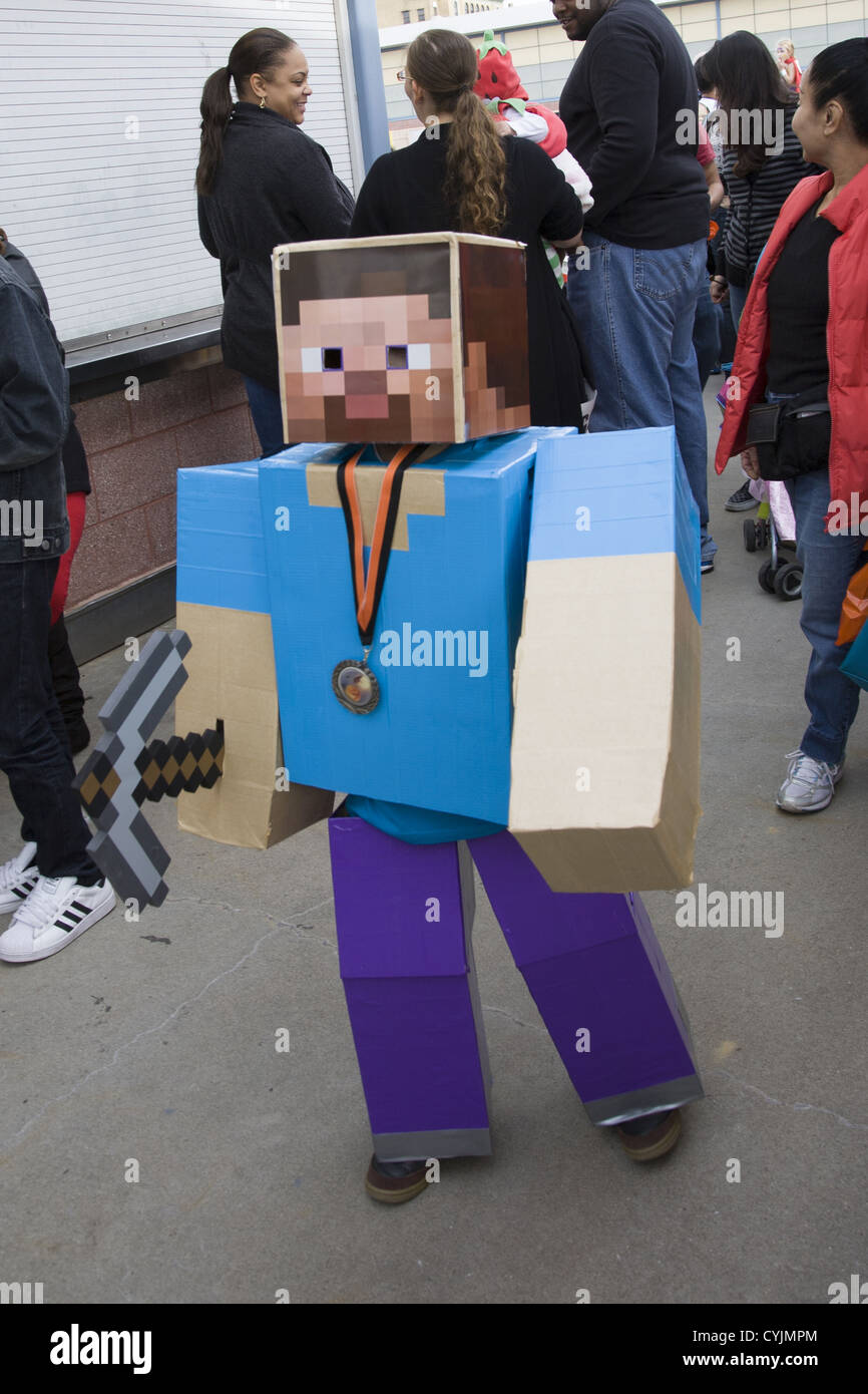 Bambino vestito come 'Steveil carattere predefinito che gli utenti  controllo nel computer game Minecraft. Coney Island Halloween Parade Foto  stock - Alamy