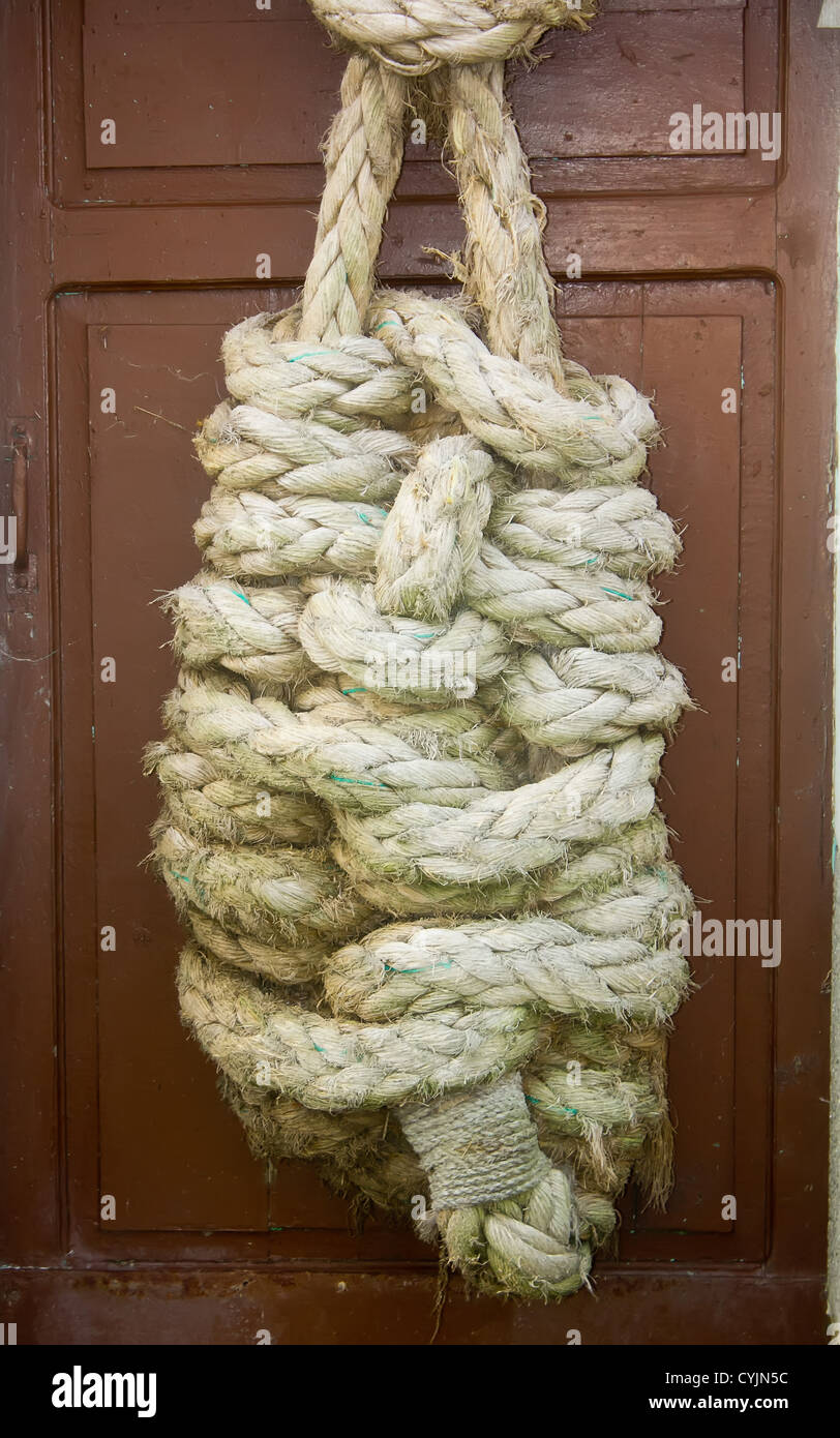 Grande barriera corallina knot pendente da una porta Foto Stock
