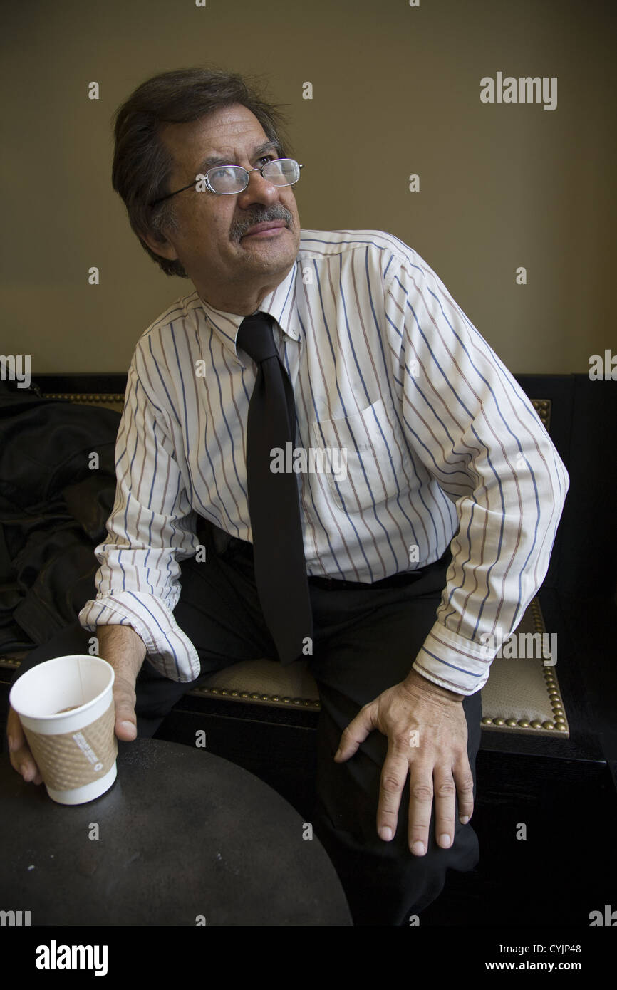 65 anno vecchio avente una tazza di caffè in un bar nel centro di Manhattan. Foto Stock