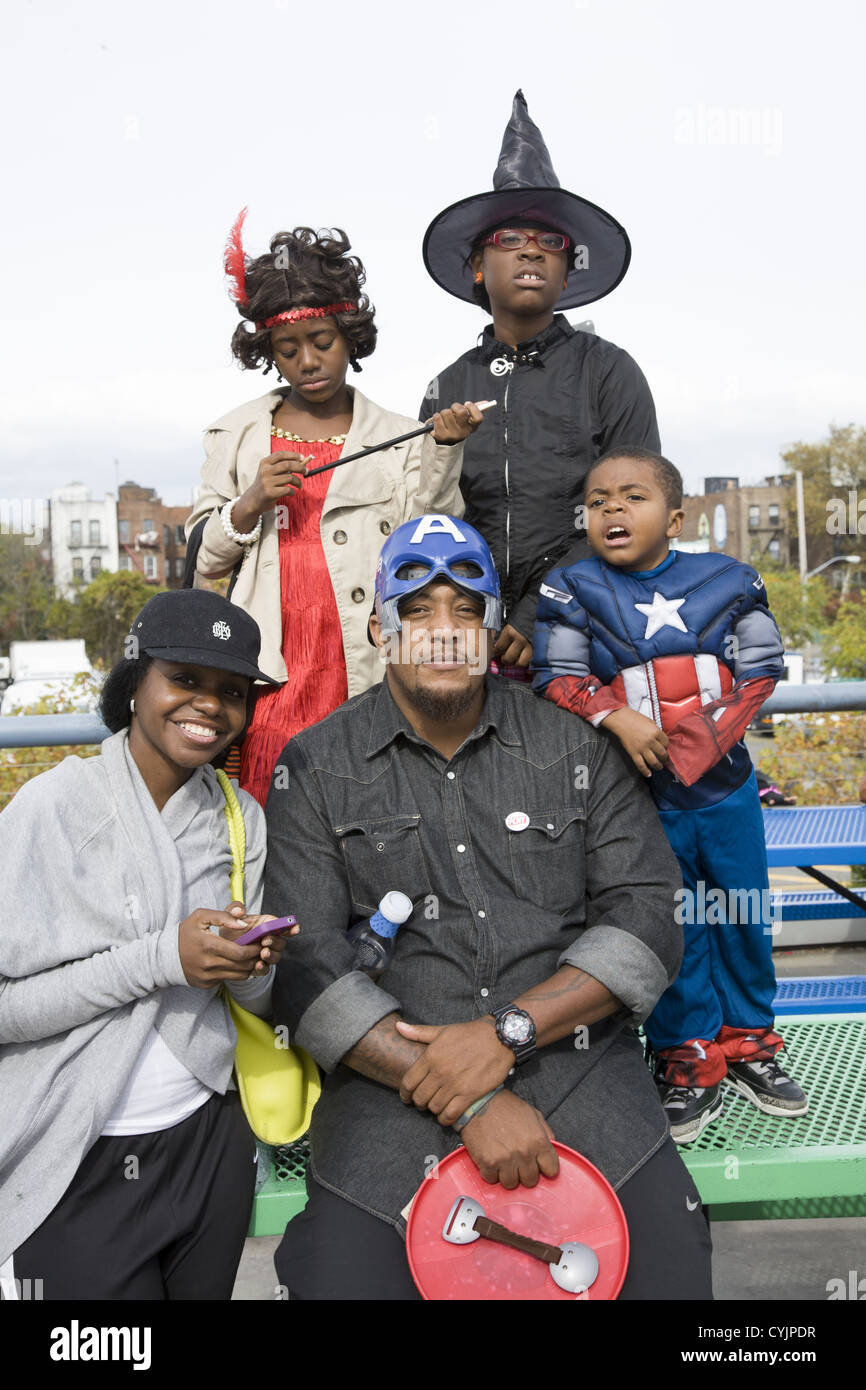 Coney Island Halloween Parade di Brooklyn, New York. Famiglia pronta a marzo in parata. Foto Stock
