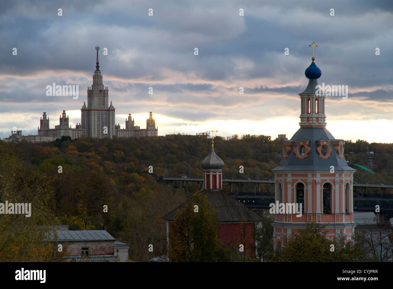 Vista sull'Università Statale di Mosca e una chiesa al tramonto Foto Stock