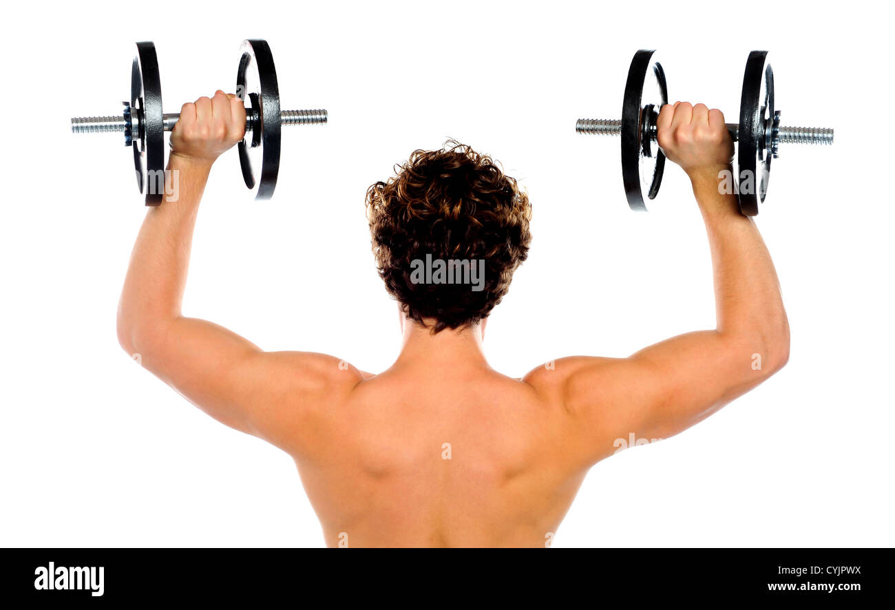 Vista posteriore di un giovane maschio bodybuilder facendo peso pesante esercizio con manubri Foto Stock