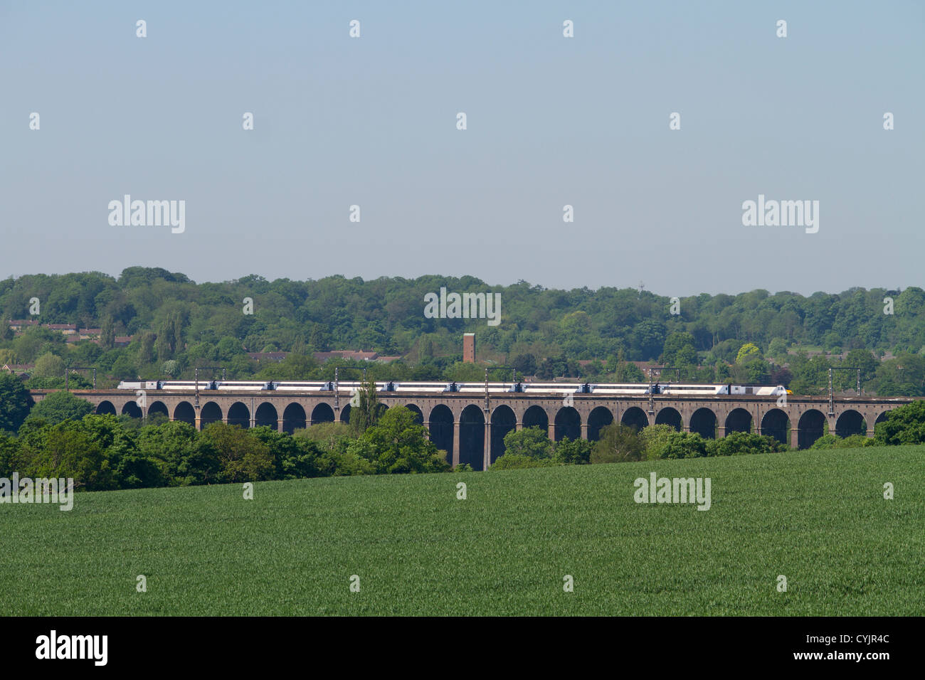 Un East Coast treni attraversando HST Welwyn viadotto il 27 maggio 2012. Foto Stock