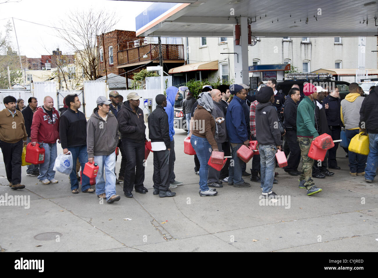 Le linee lunghe per benzina, come questo a Brooklyn, NY, popped up immediatamente al di sopra del tri-state area a causa dell uragano di sabbia. Foto Stock