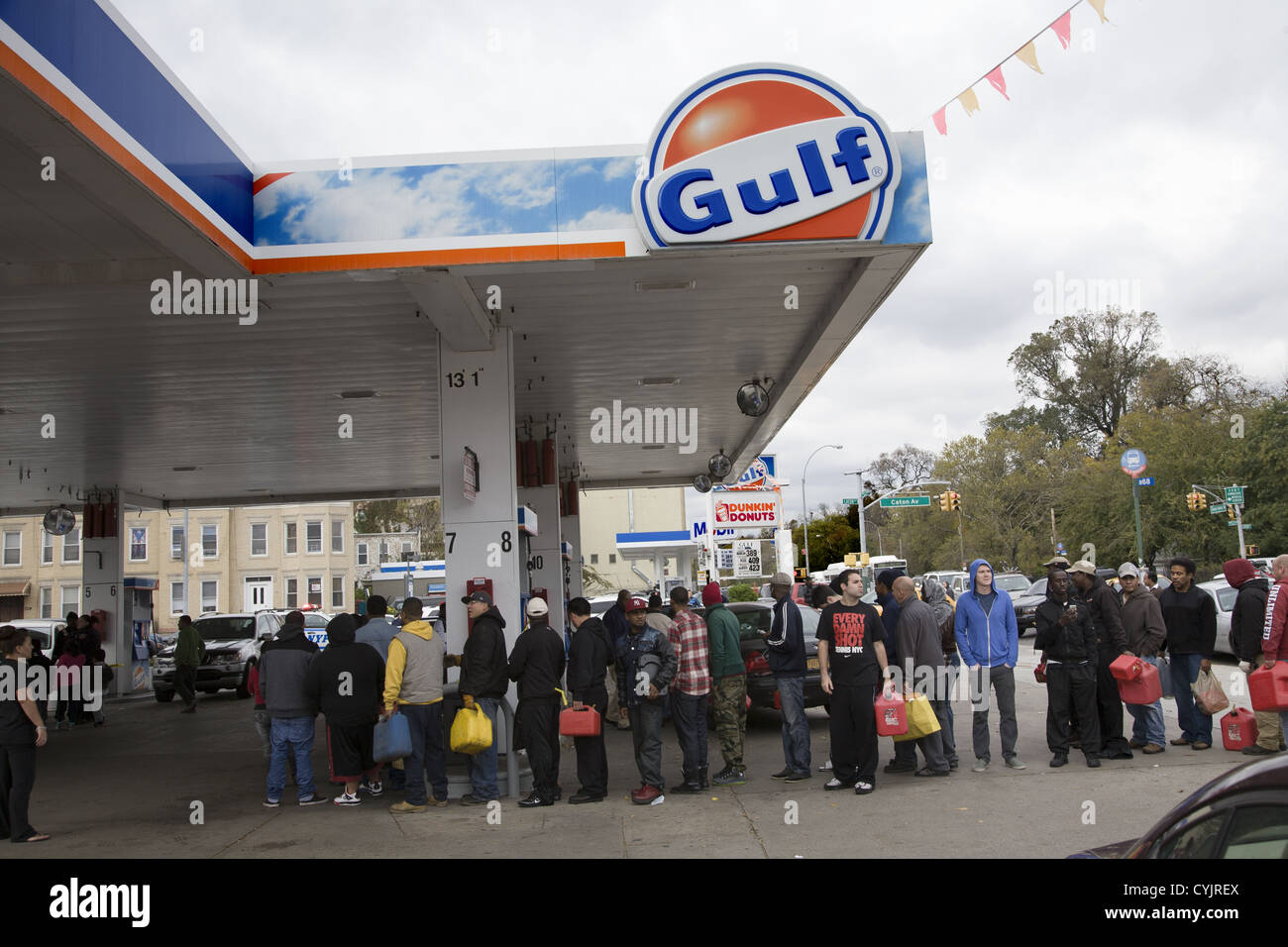 Le linee lunghe per benzina, come questo a Brooklyn, NY, popped up immediatamente al di sopra del tri-state area a causa dell uragano di sabbia. Foto Stock