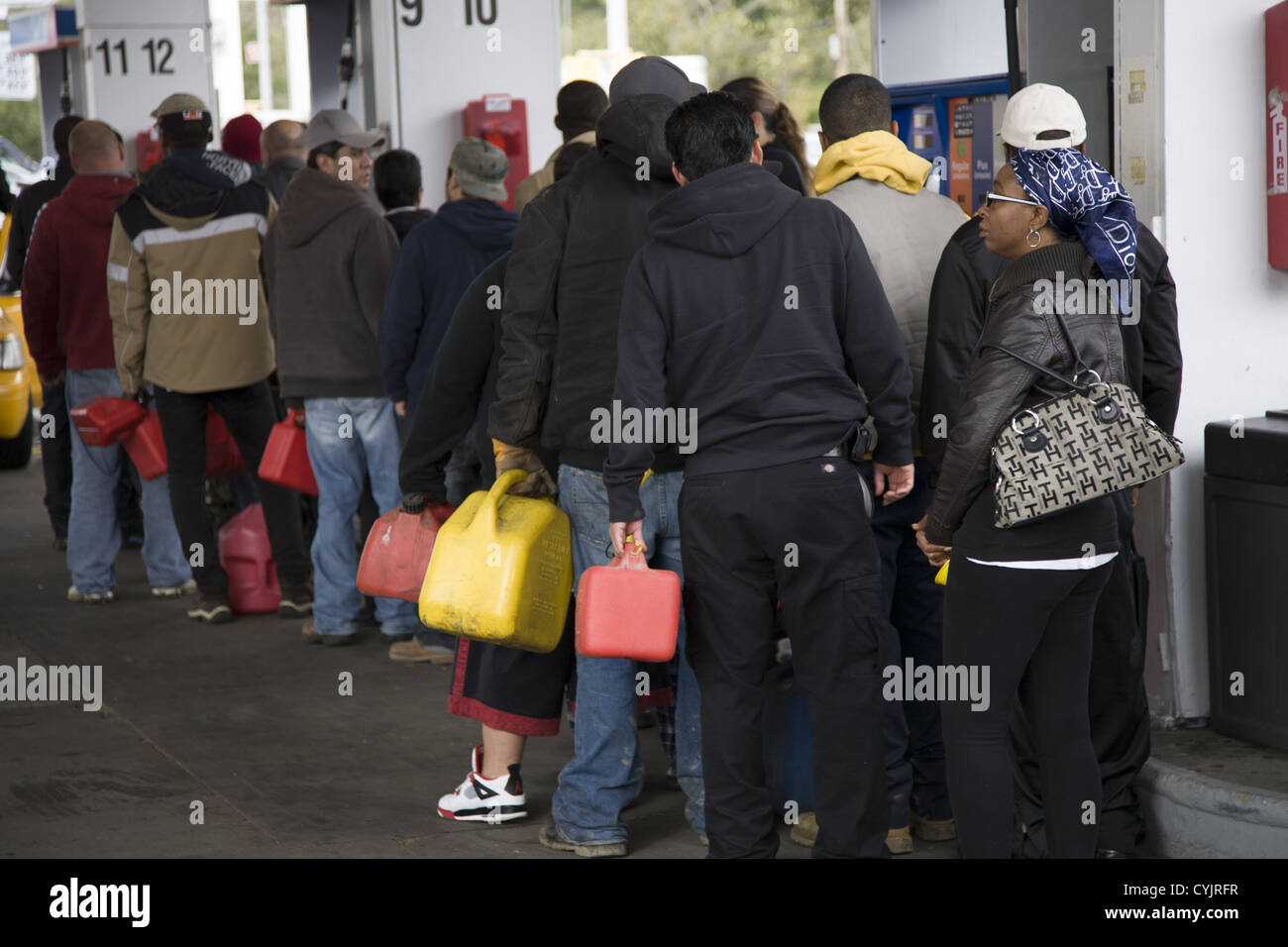 Le linee lunghe per benzina come questo a Brooklyn, NY popped up immediatamente al di sopra del tri-state area a causa dell uragano di sabbia. Foto Stock