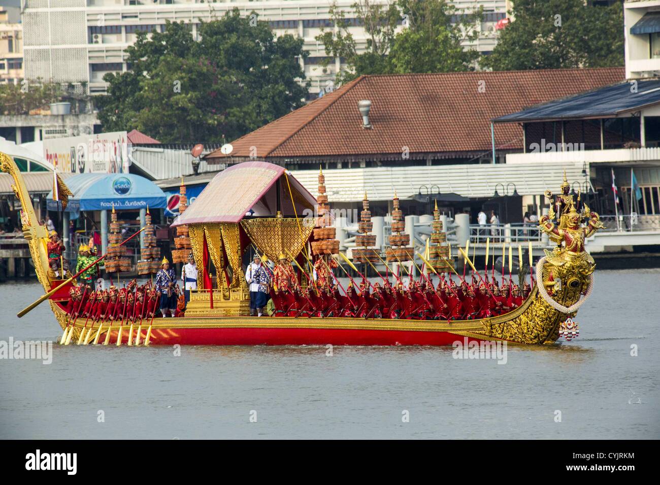 Nov. 6, 2012 - Bangkok, Thailandia - il Royal Barge Narai canzone Suban viene spinto verso il basso il fiume Chao Phraya, remato da 50 vogatori in prove abito per il Royal Barge processione. Il Royal Barge Narai canzone Suban fu costruito da Rama IX, l'attuale re di Thailandia ed è la più recente aggiunta alla Royal Barge flotta. Thailandia del Royal Barge processione ha entrambi i religiosi e significato reale. La tradizione è quasi 700 anni. Il Royal Barge processione avviene raramente, tipicamente coincidente con solo i più importanti eventi culturali e religiosi. Foto Stock