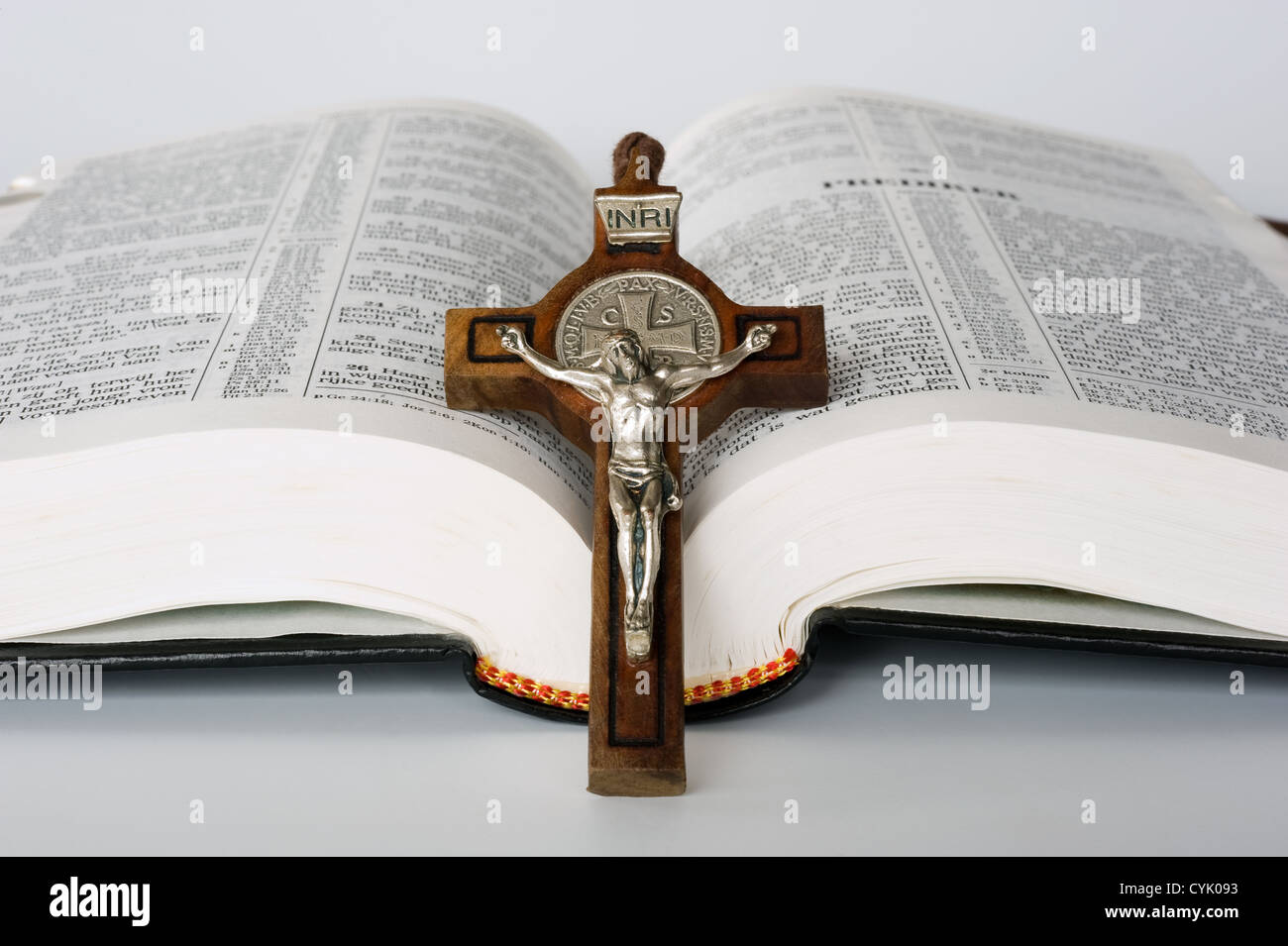Libro della sacra bibbia con una croce cristiana immagini e fotografie