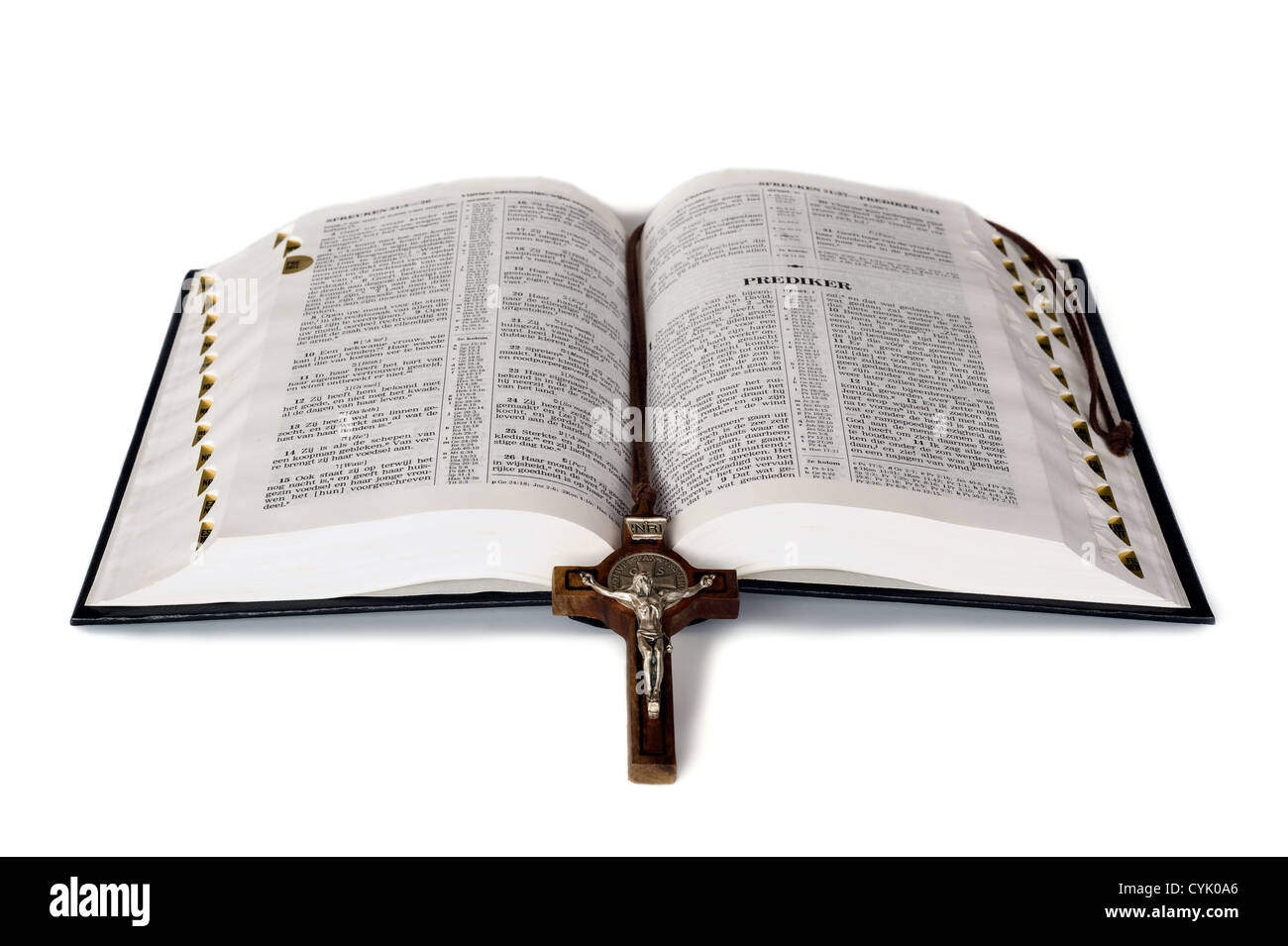 Una Bibbia aperta con una croce in tra Foto Stock