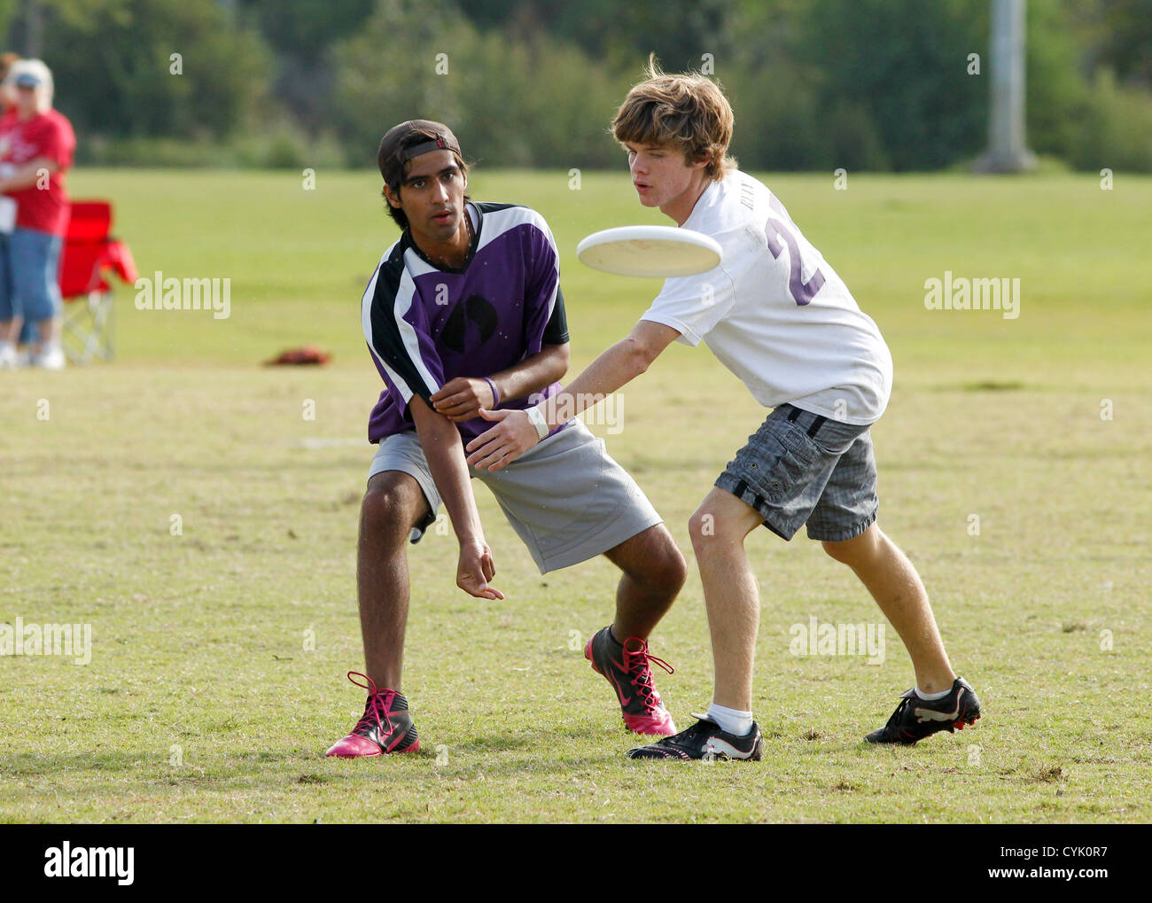 Ragazzo adolescente custodisce il suo avversario durante un ultimate  frisbee gioco presso una scuola superiore nel torneo di Austin in Texas  Foto stock - Alamy