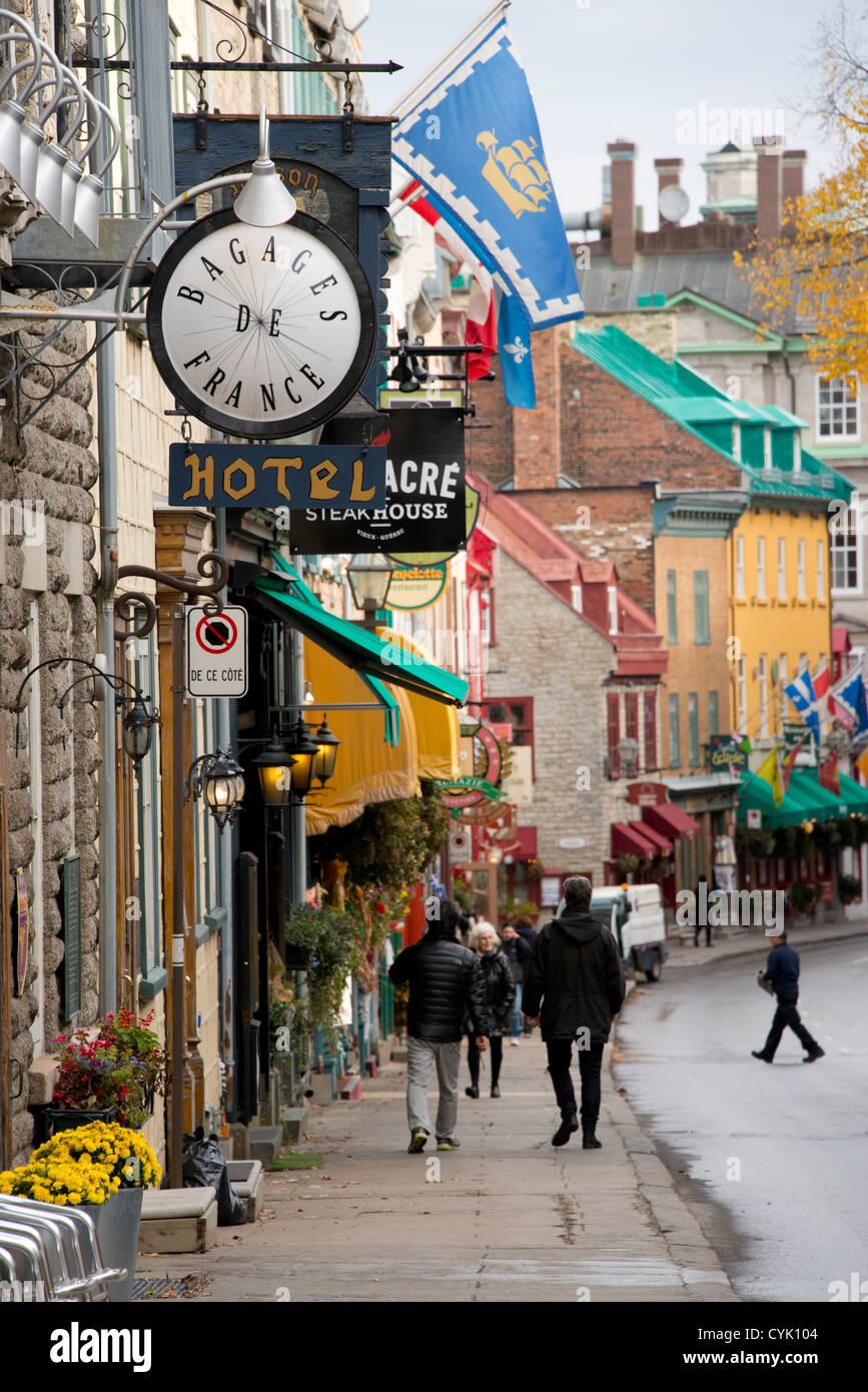Canada Quebec, Quebec City. Tipica scena di strada nel centro storico di Vecchia Quebec City (superiore). UNESCO - Sito Patrimonio dell'umanità. Foto Stock