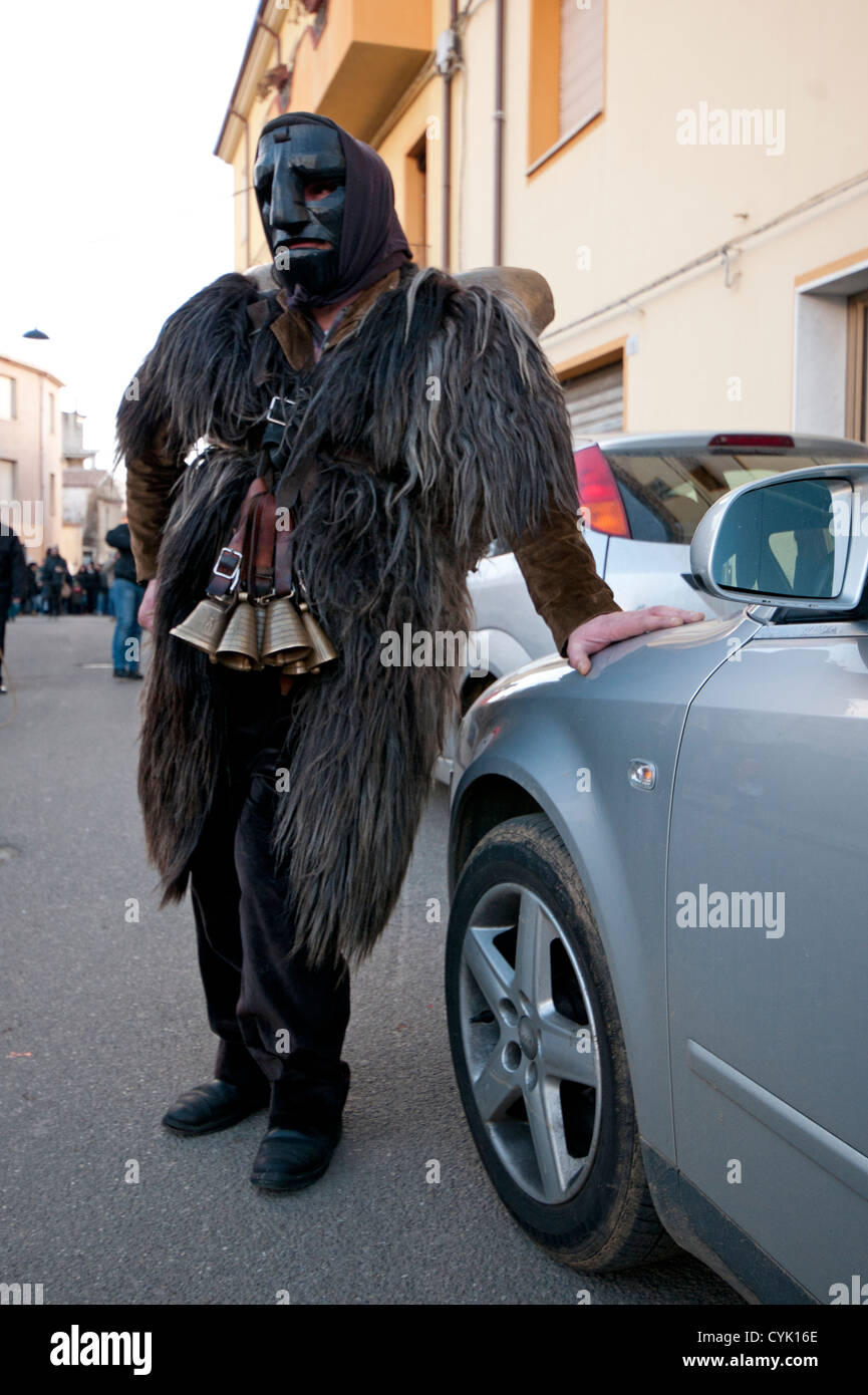 Mamuthones maschera sarda relaxina a Mamoiada il carnevale della Barbagia, Nuoro, Sardegna, Italia Foto Stock