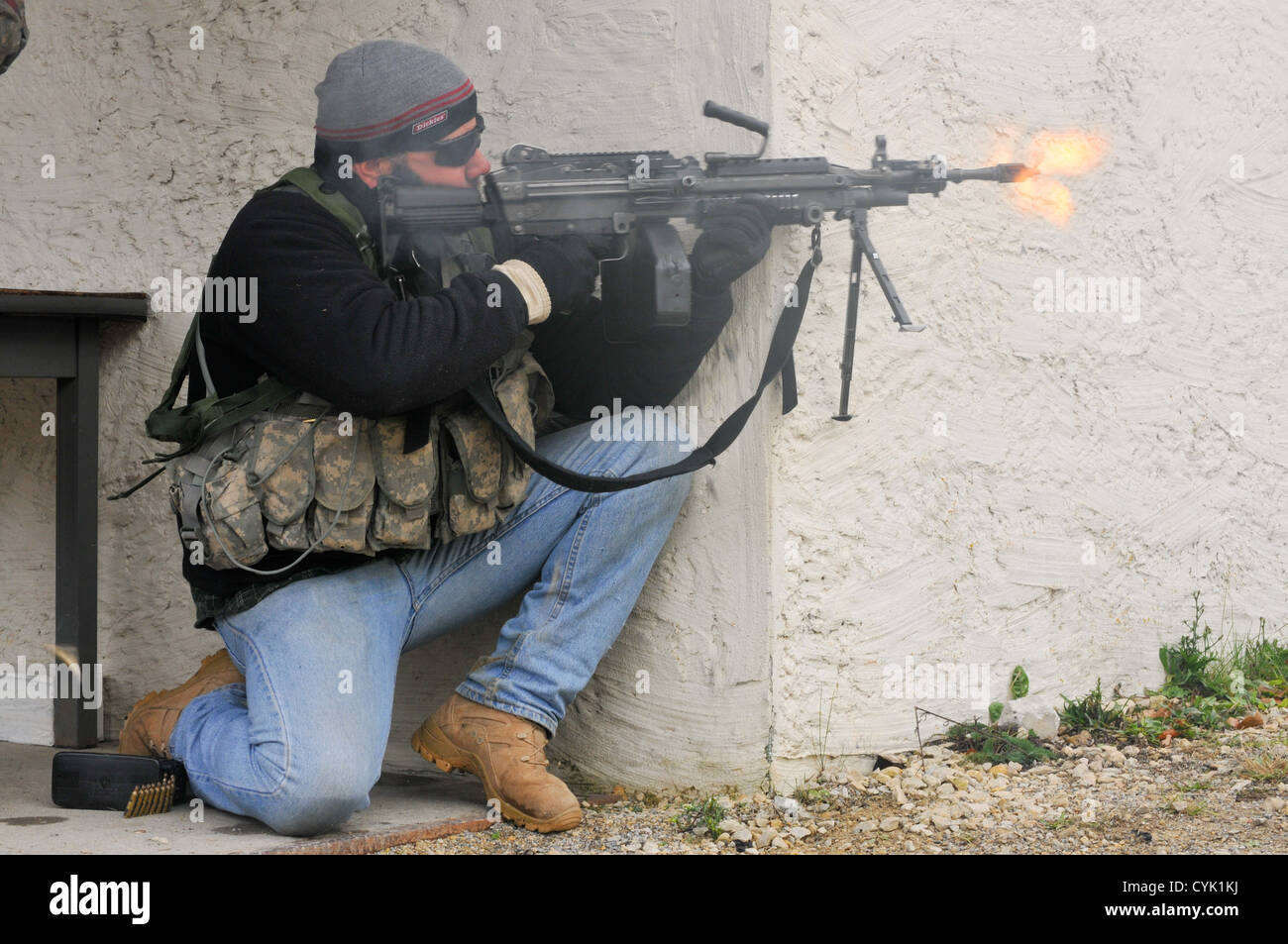 Un U.S. Soldato dell'esercito del primo battaglione, 4° Reggimento di Fanteria, replicando un nemico combattente, incendi sua M249G mitragliatrice durante Foto Stock