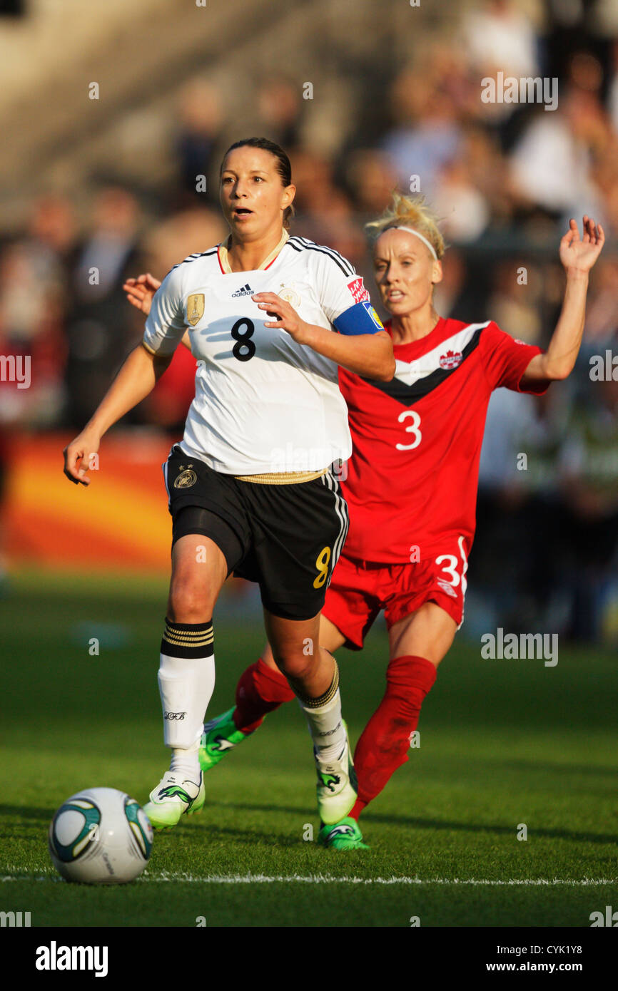 Inka Grings della Germania sul pallone durante la partita di apertura del torneo di calcio femminile FIFA contro il Canada all'Olympiastadion il 26 giugno 2011 a Berlino, Germania. Solo per uso editoriale. Nessuna spinta all'utilizzo dei dispositivi mobili. Uso commerciale vietato. (Fotografia di Jonathan Paul Larsen / Diadem Images) Foto Stock