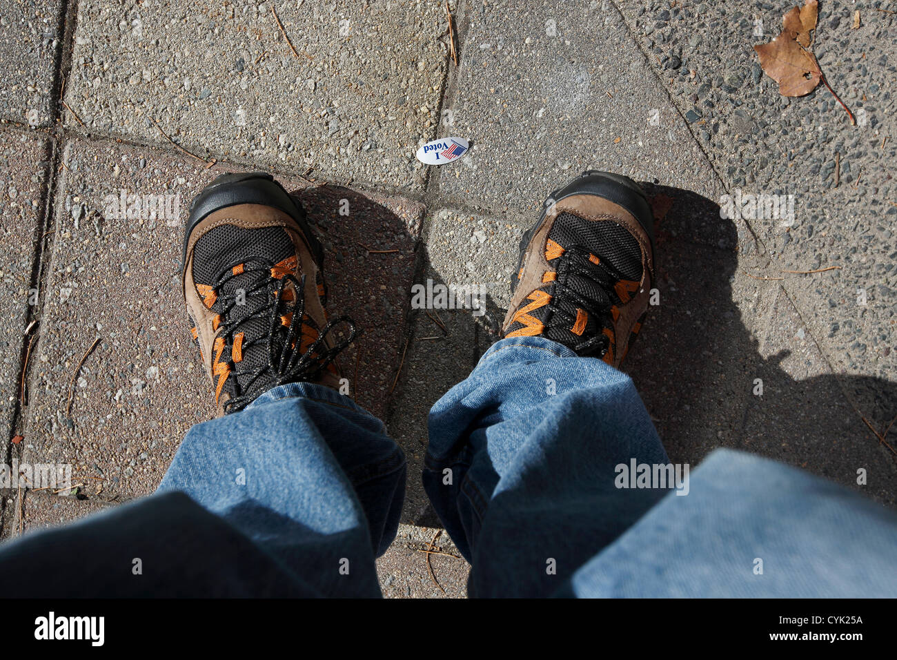 Nov. 6, 2012 - Boston, Massachusetts, USA. Un 'ho votato' adesivo si trova sul marciapiede al di fuori di una stazione di polling in East Boston quartiere di Boston, martedì, nov. 6, 2012. Foto Stock