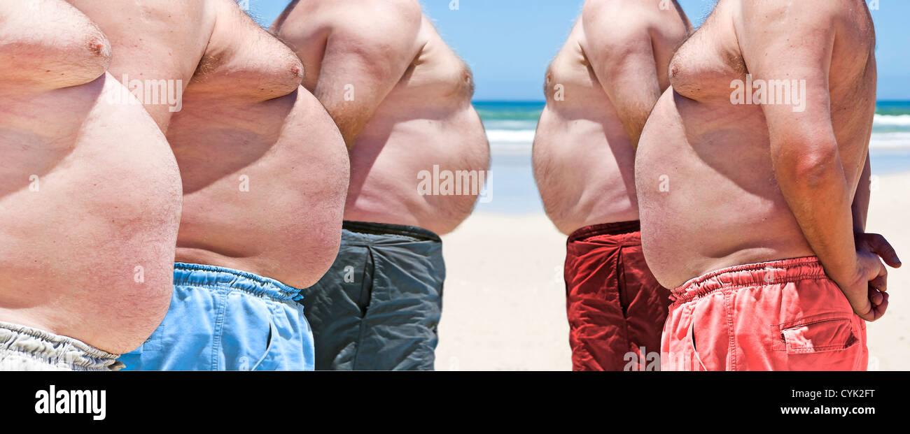 Cinque obesely fat uomini sulla spiaggia Foto Stock