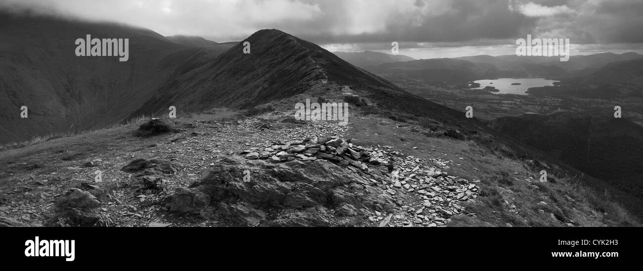 In bianco e nero e a colori bianco paesaggio panoramico Ullock Pike è sceso cima cairns laghi Parco Nazionale del Distretto dei Laghi Cumbria Inghilterra England Foto Stock