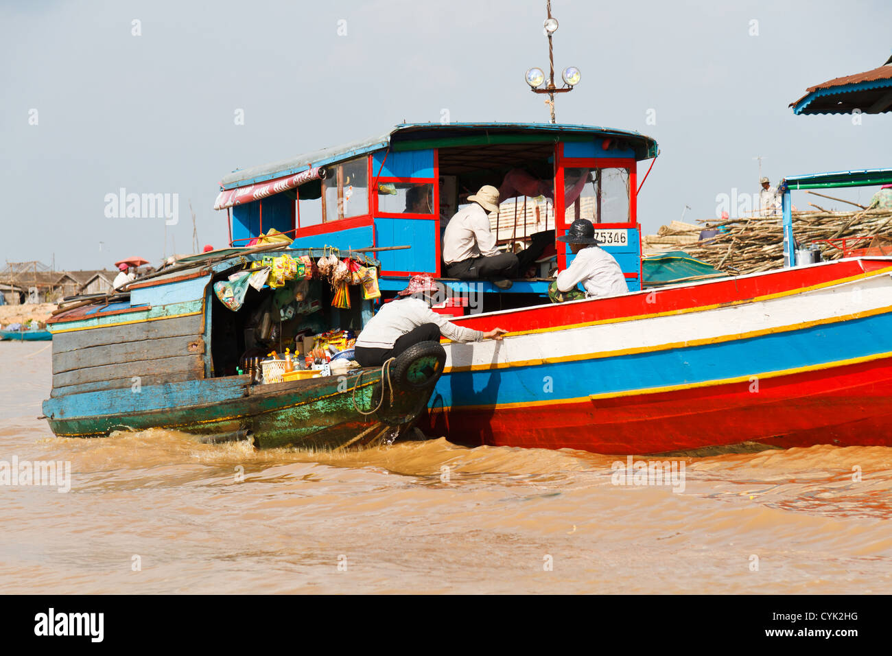 Vendita da una barca nel villaggio galleggiante di Chong Khneas della minoranza vietnamita vicino a Siem Reap, Cambogia Foto Stock