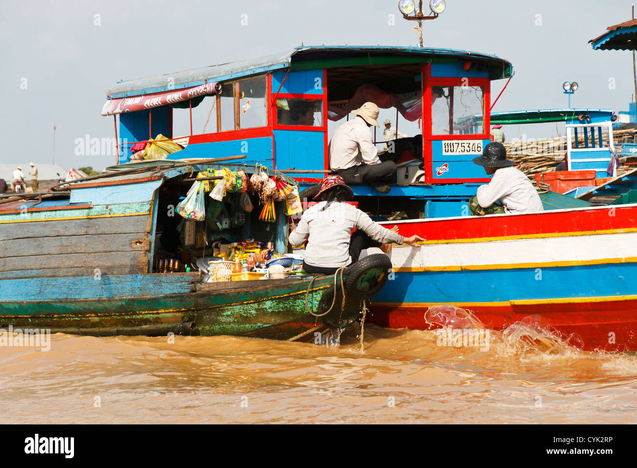 Vendita da una barca nel villaggio galleggiante di Chong Khneas della minoranza vietnamita vicino a Siem Reap, Cambogia Foto Stock