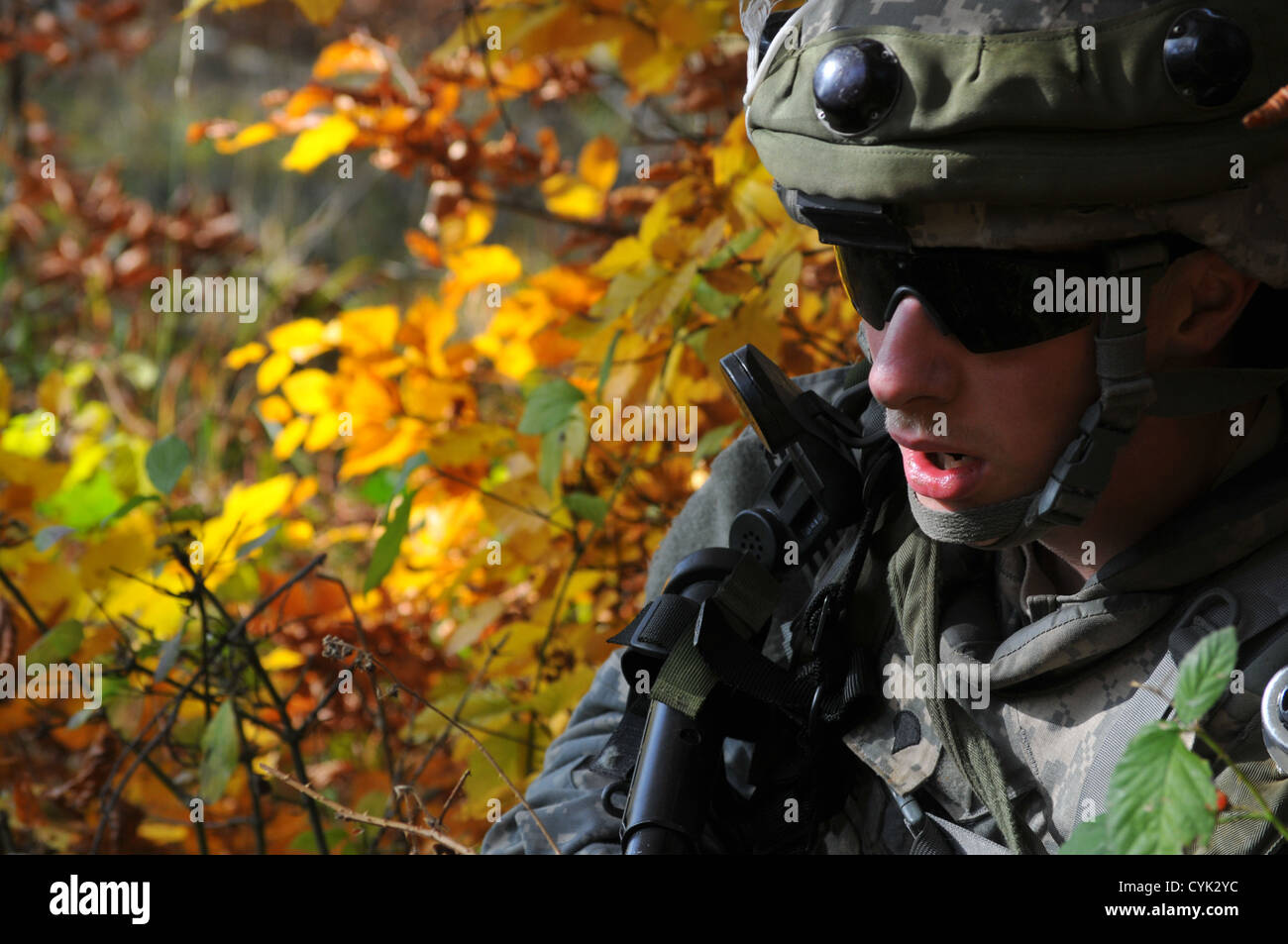 Stati Uniti Army Spc. Mathew Durette, quarto squadrone, 2° reggimento di cavalleria, tira la sicurezza durante una decisa azione ambiente formativo Foto Stock