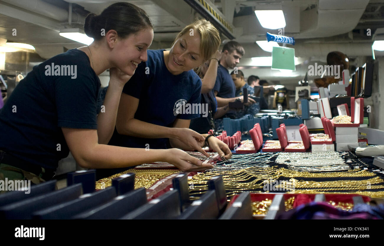 L'apprendista dell'Airman Jenna Burwell e la Mate Monica Tallerico dell'Aviation Boatswain esplorano i gioielli di un venditore a bordo della USS John C. Stennis (CVN 74), parte di un servizio di routine per l'equipaggio mentre la nave opera con il suo gruppo d'assalto. Foto Stock