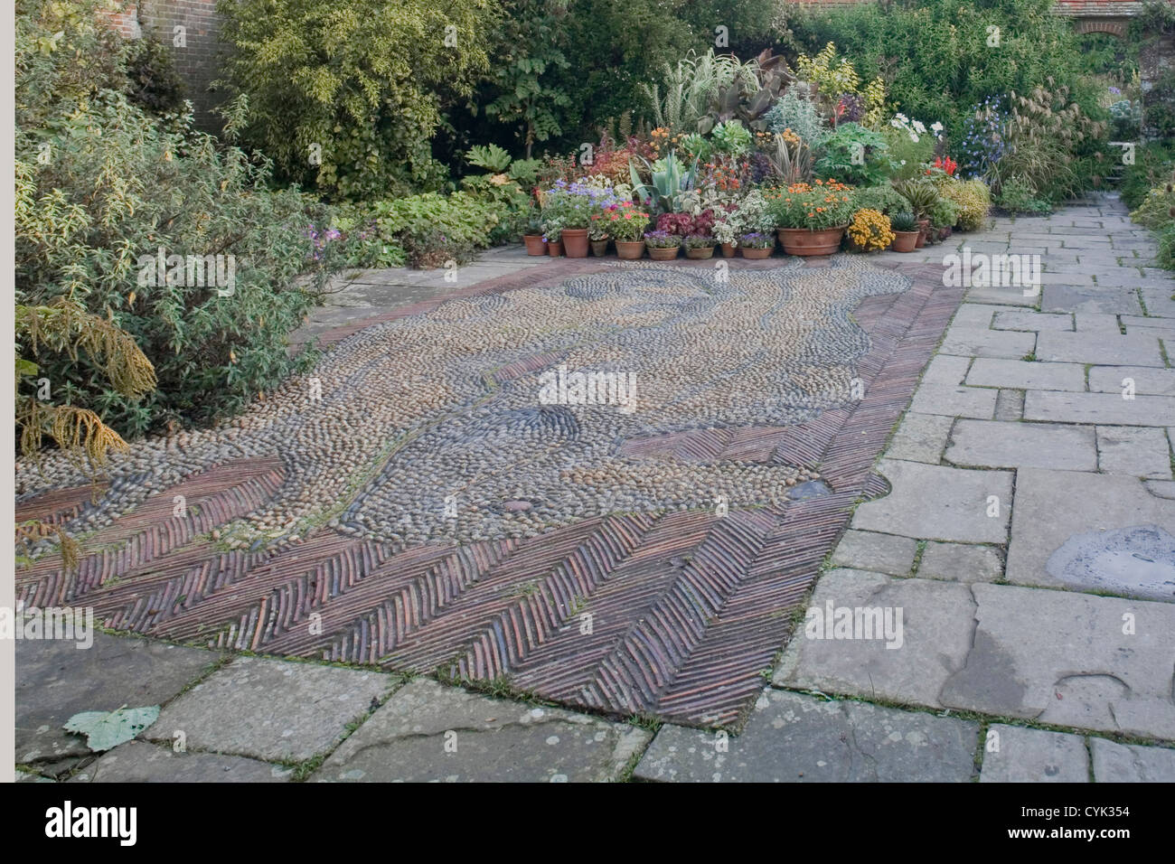 Great Dixter House & Garden, Northiam, Regno Unito. Architetto: Edwin Lutyens, 1912. Giardino murato con pietra mosaico. Foto Stock