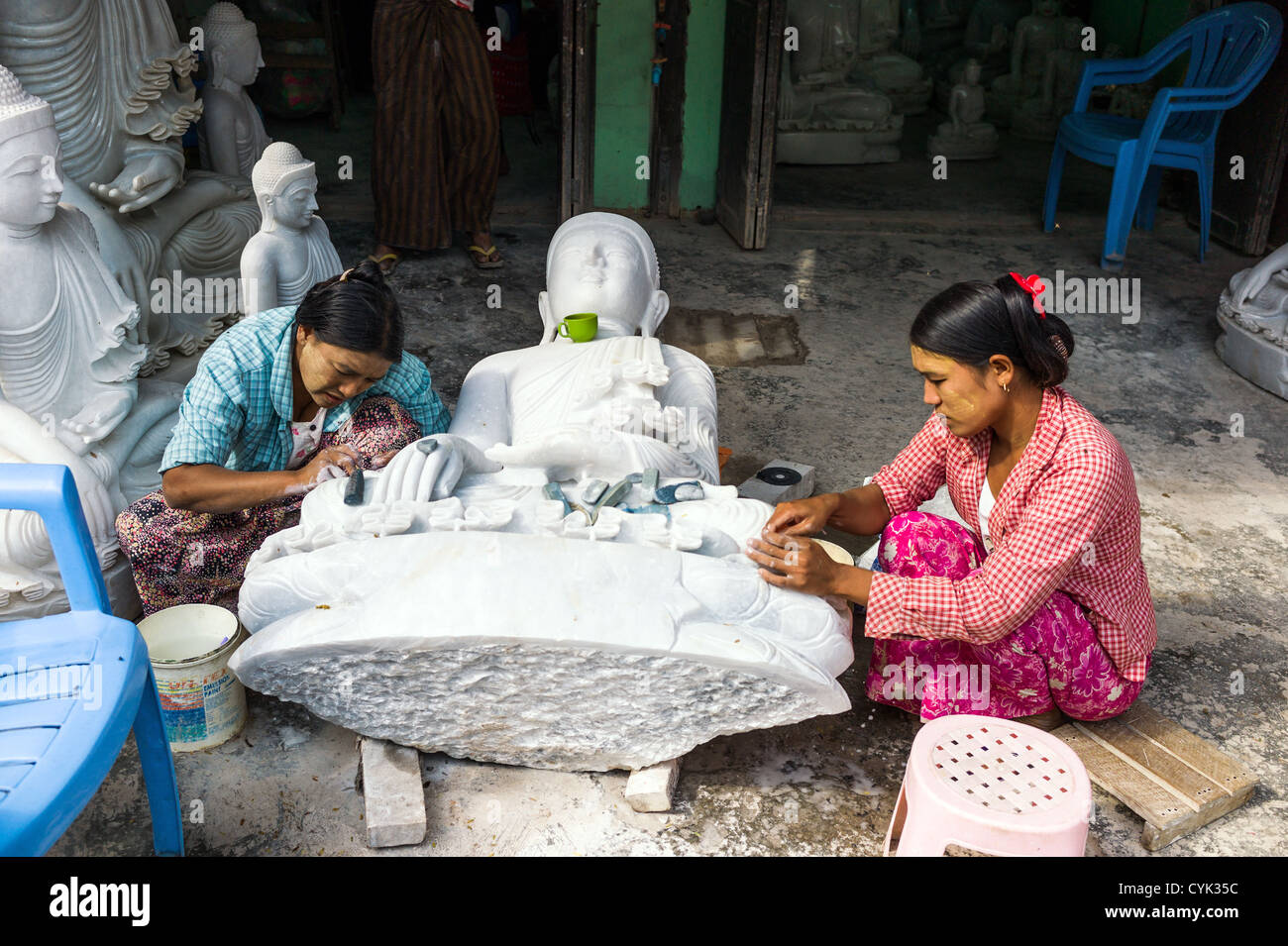 Myanmar Mandalay, lavoratori in marmo prepearing statue di Buddha. Foto Stock