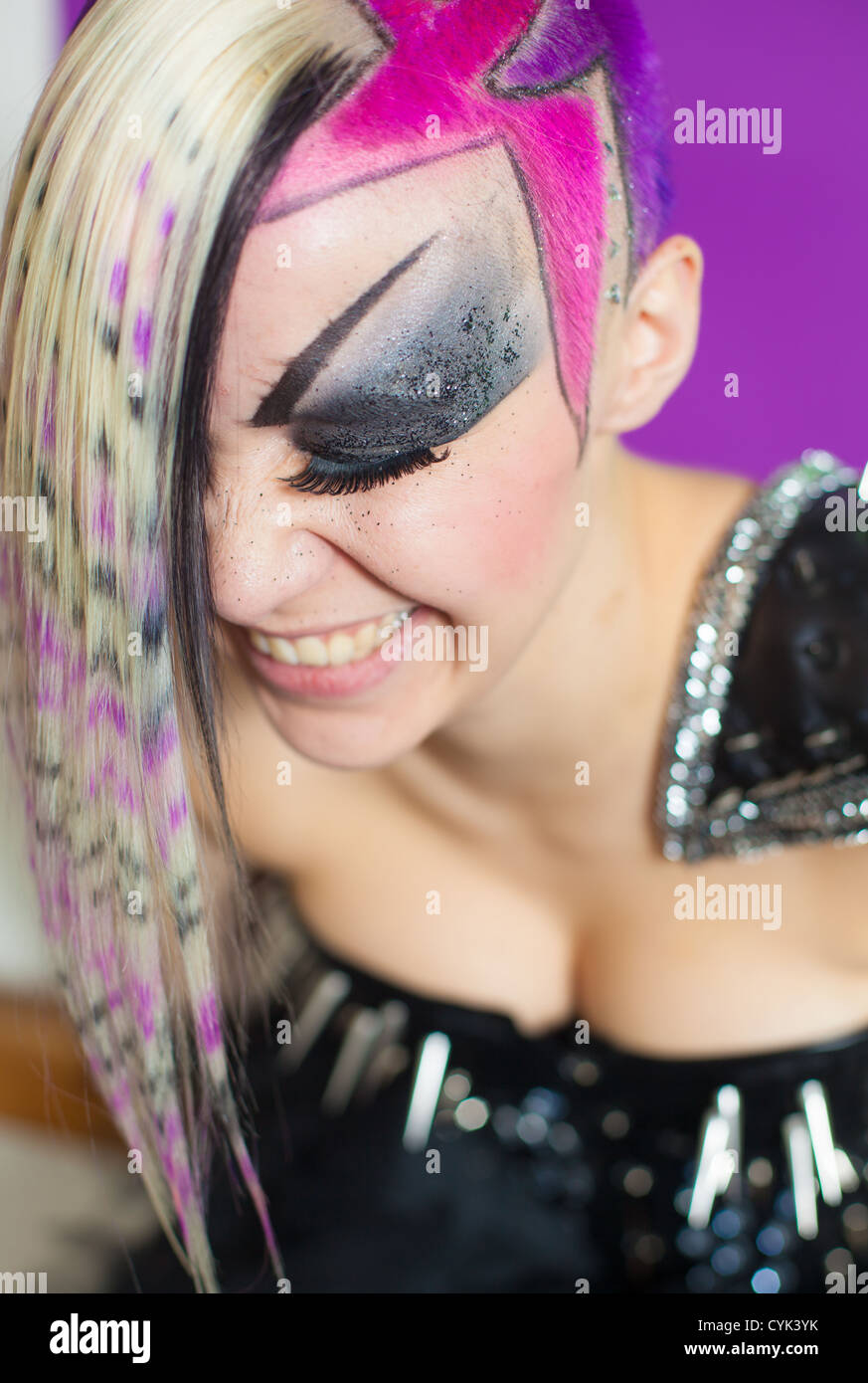 Donna con capelli multicolore di ridere Foto Stock