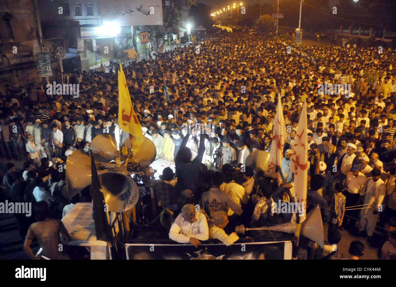 Le persone offrono orazione funebre del rinomato mussulmano sciita studioso, Allama Aftab Jafri Hyder a M.A Jinnah Road a Karachi il Martedì, Novembre 06, 2012. Due persone, compresi i religiosi studioso e leader Allama Aftab Jafri Haider, sono stati uccisi quando uomini armati non identificati hanno aperto il fuoco sul proprio veicolo in un parcheggio nella zona Saddar. Foto Stock