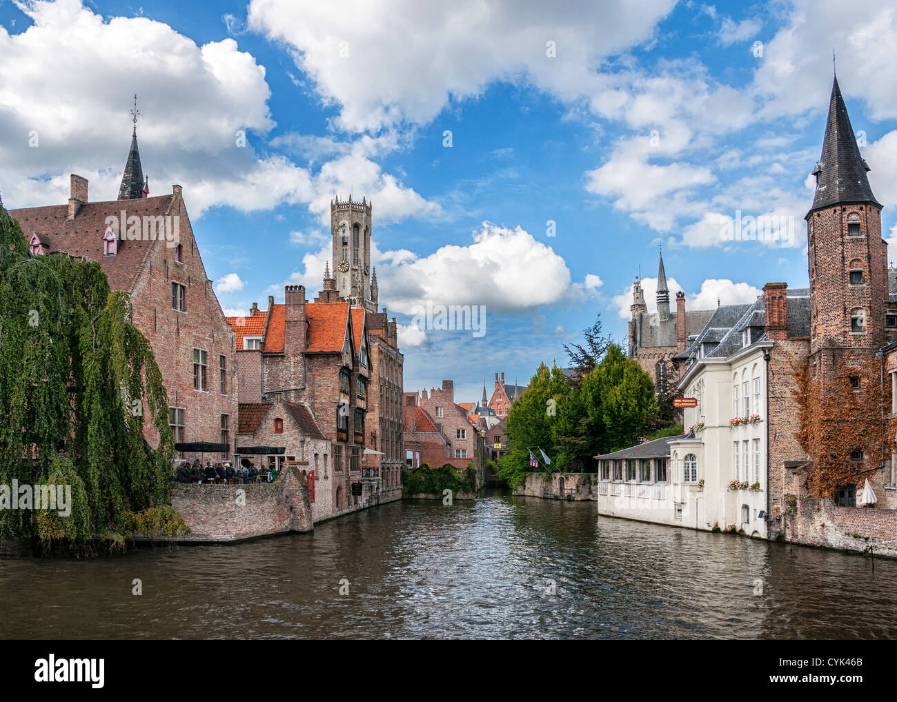 La maggior parte dei punti di vista comuni del borgo medievale di Bruges e contro blu cielo nuvoloso. Foto Stock