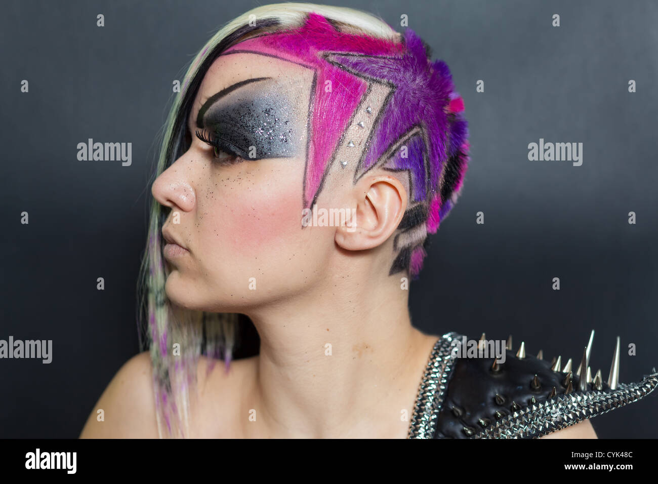 Donna con capelli multicolori e spike vestire Foto Stock