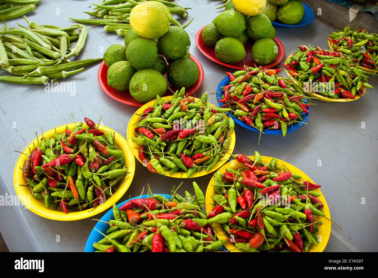 Nadi, Isole Fiji, Suva, peperoni, frutta e verdura del mercato all'aperto Foto Stock