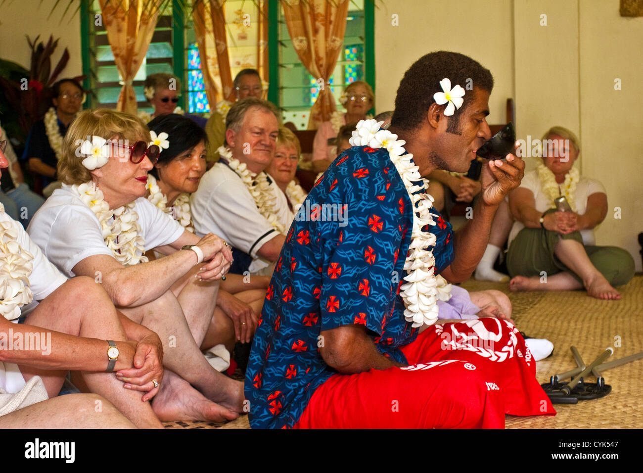 Navua, Figi, turisti guardare come un uomo nativo e sips Kava durante un tradizionale Kava cerimonia del tè Foto Stock